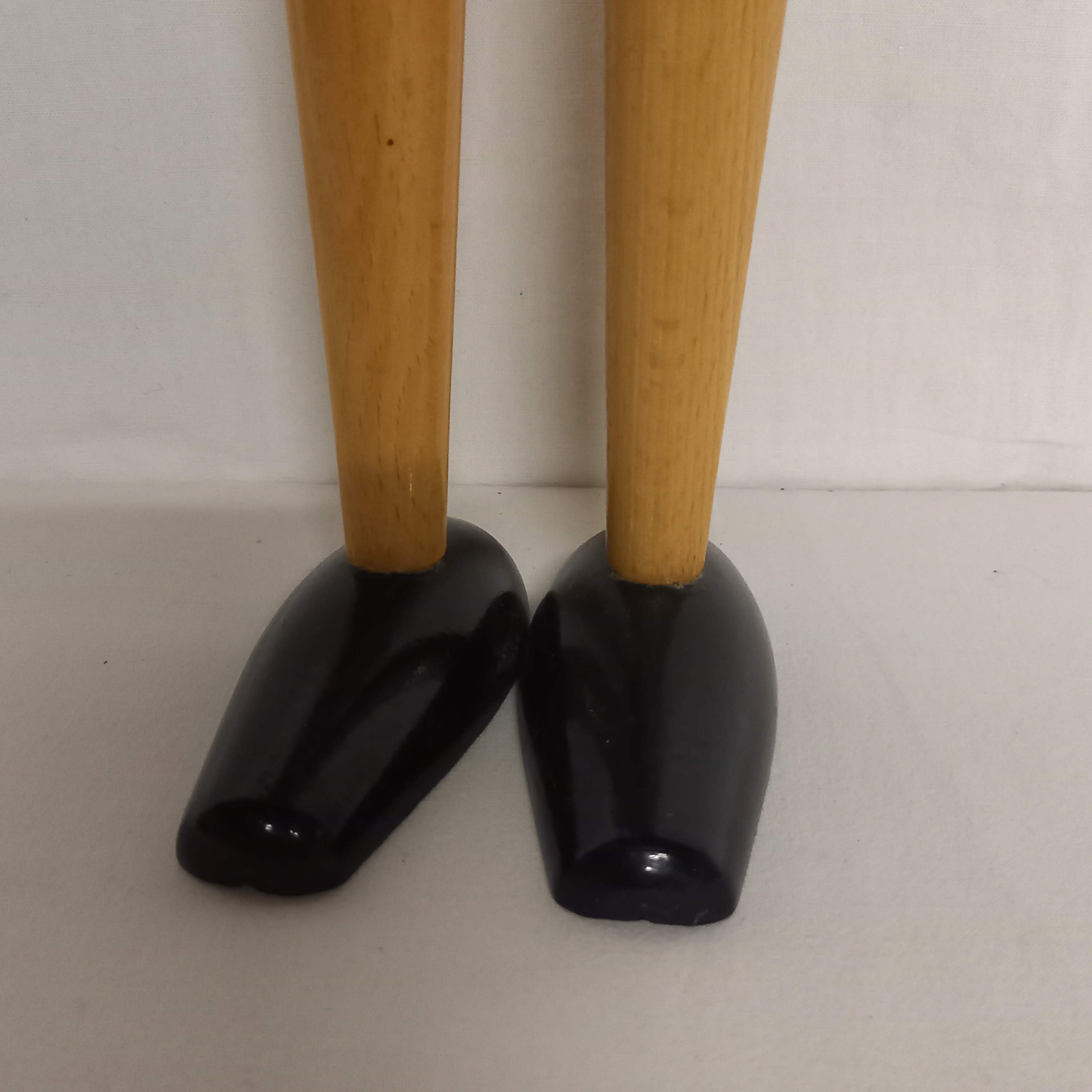 Voir photo 7 de Statuette de Pinocchio en bois articulé . Vintage. Statuette de Pinocchio en bois articulé . Vintage. Bon état reconditionné photo 7