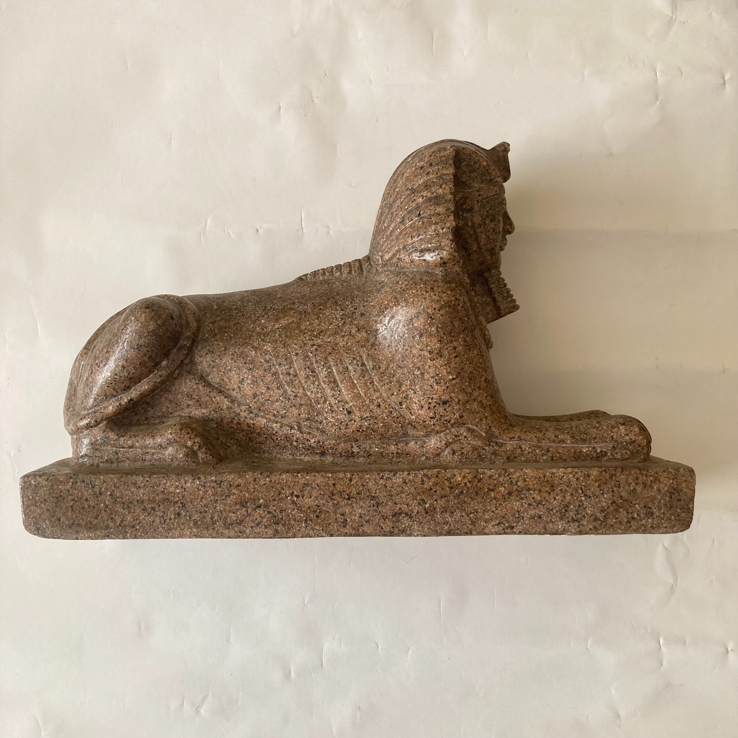 Voir photo 3 de Statuette de sphinx égyptien, genre antique - façon "granit d'Assouan" Statuette de sphinx égyptien, genre antique - façon "granit d'Assouan" Bon état reconditionné photo 3