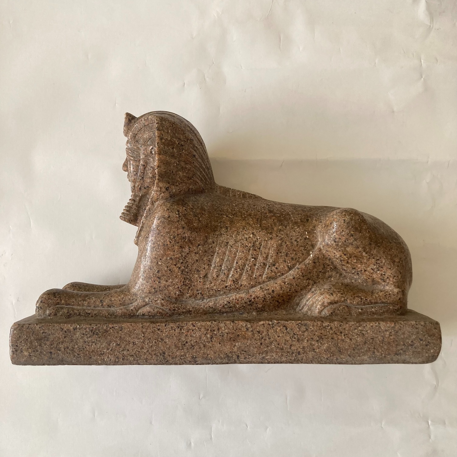 Voir photo 4 de Statuette de sphinx égyptien, genre antique - façon "granit d'Assouan" Statuette de sphinx égyptien, genre antique - façon "granit d'Assouan" Bon état reconditionné photo 4