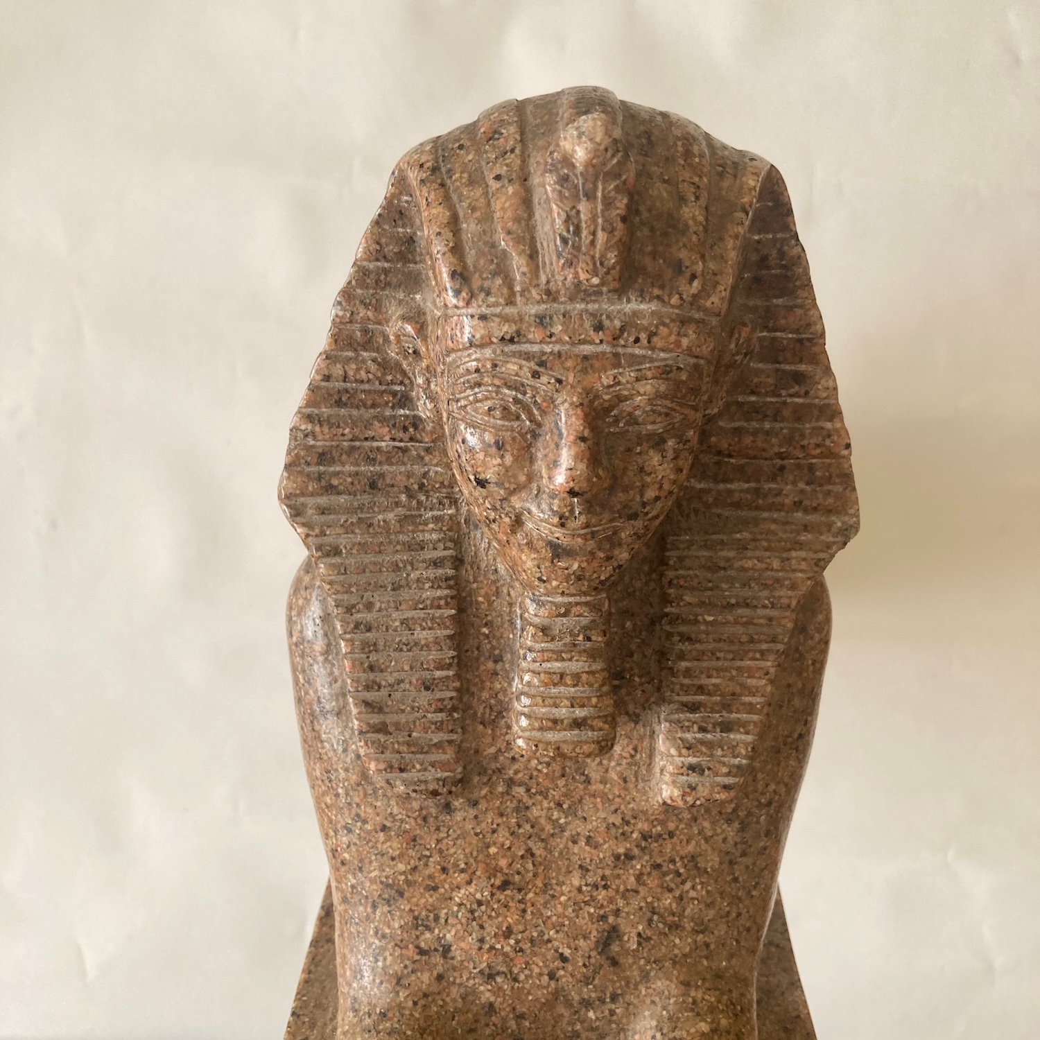 Voir photo 5 de Statuette de sphinx égyptien, genre antique - façon "granit d'Assouan" Statuette de sphinx égyptien, genre antique - façon "granit d'Assouan" Bon état reconditionné photo 5