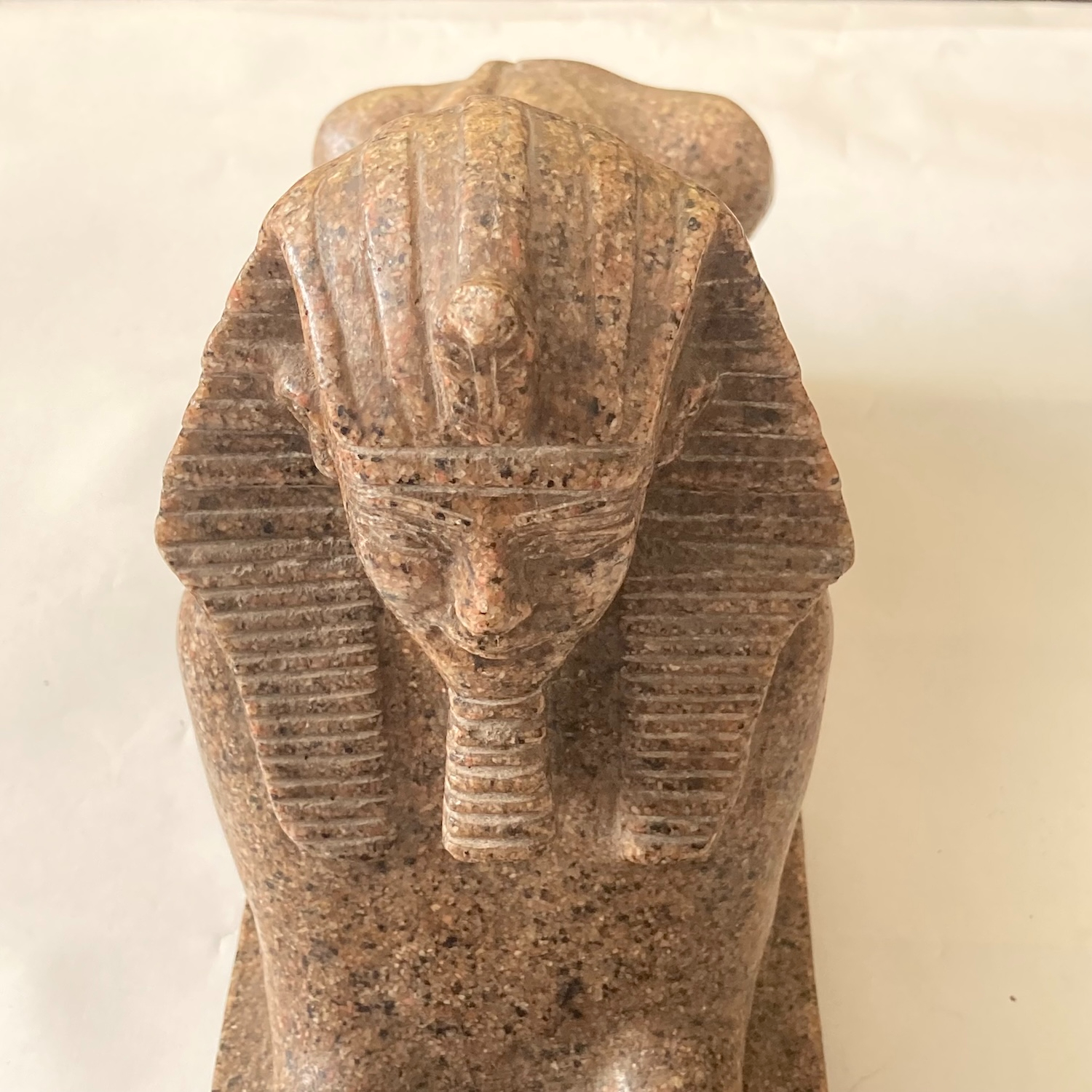 Voir photo 6 de Statuette de sphinx égyptien, genre antique - façon "granit d'Assouan" Statuette de sphinx égyptien, genre antique - façon "granit d'Assouan" Bon état reconditionné photo 6