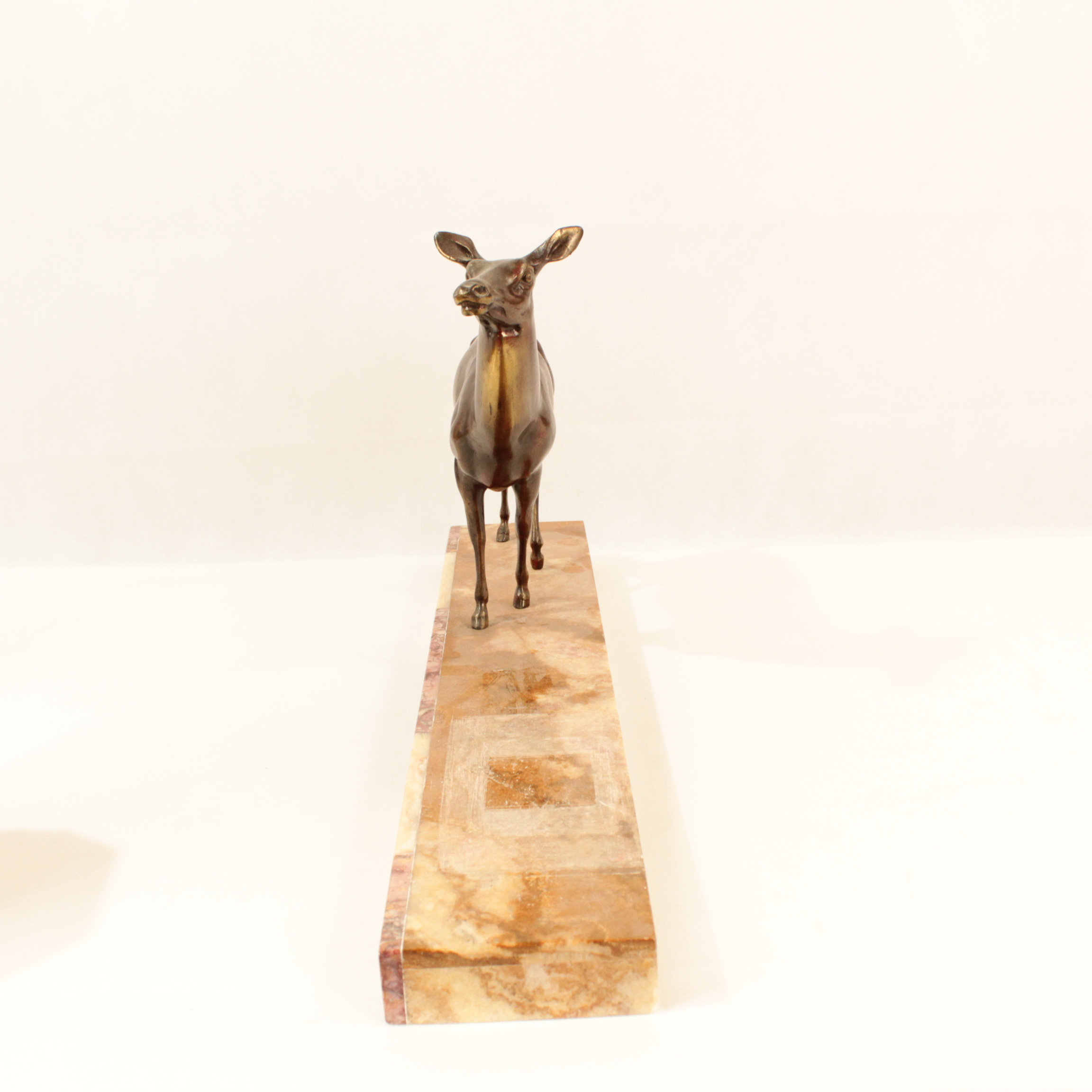 Voir photo 2 de Statuette déco gazelle biche socle marbre accompagnée de 2 pots déco en marbre Statuette déco gazelle biche socle marbre accompagnée de 2 pots déco en marbre État correct reconditionné photo 2