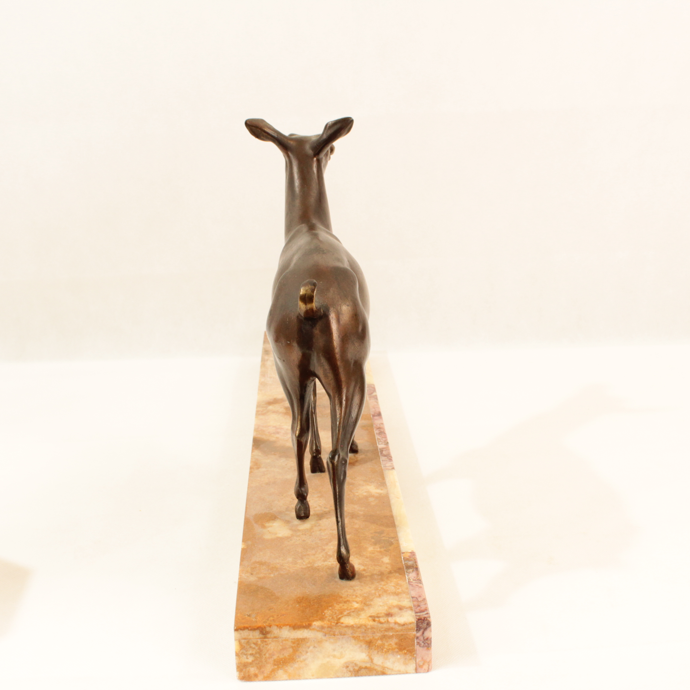 Voir photo 3 de Statuette déco gazelle biche socle marbre accompagnée de 2 pots déco en marbre Statuette déco gazelle biche socle marbre accompagnée de 2 pots déco en marbre État correct reconditionné photo 3