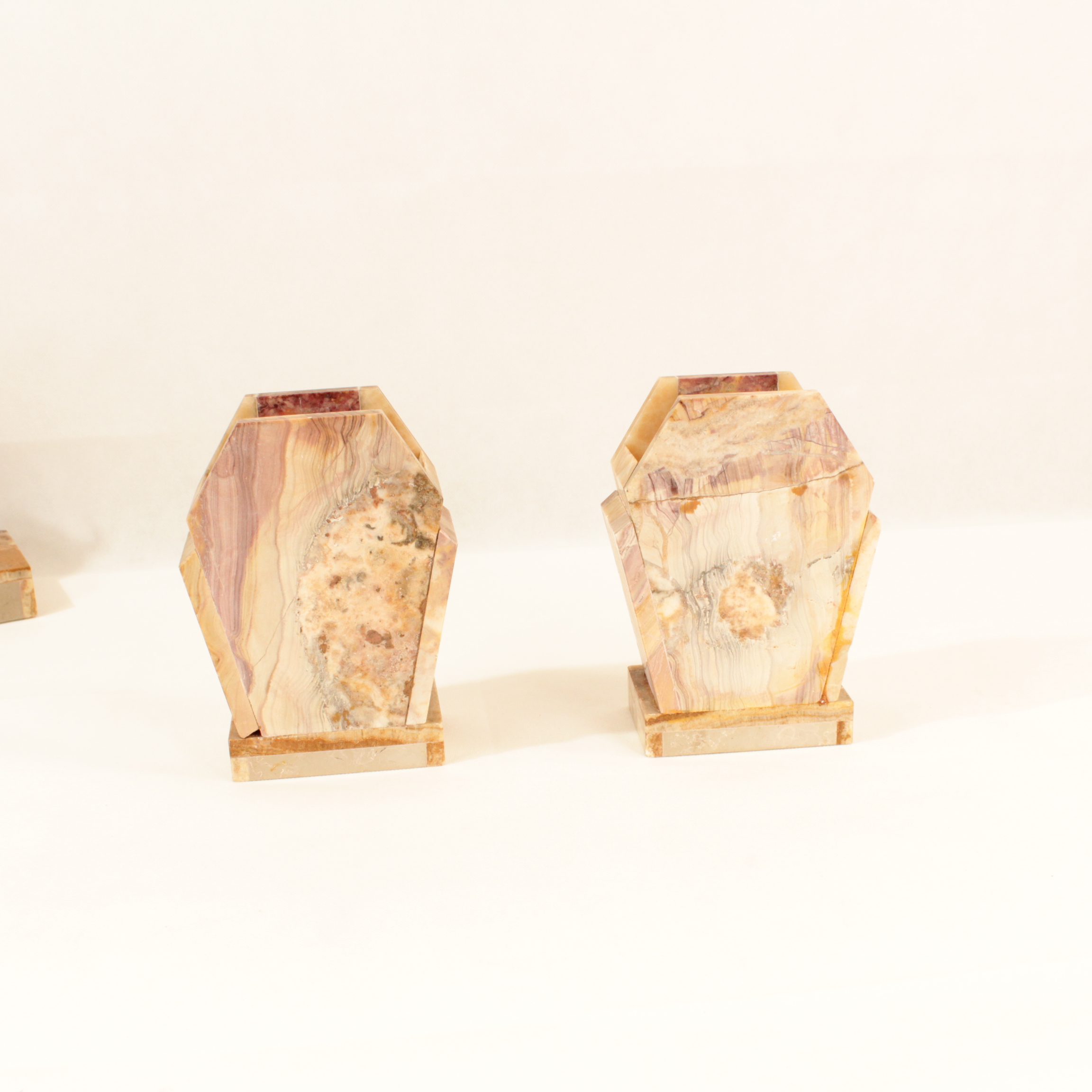 Voir photo 4 de Statuette déco gazelle biche socle marbre accompagnée de 2 pots déco en marbre Statuette déco gazelle biche socle marbre accompagnée de 2 pots déco en marbre État correct reconditionné photo 4