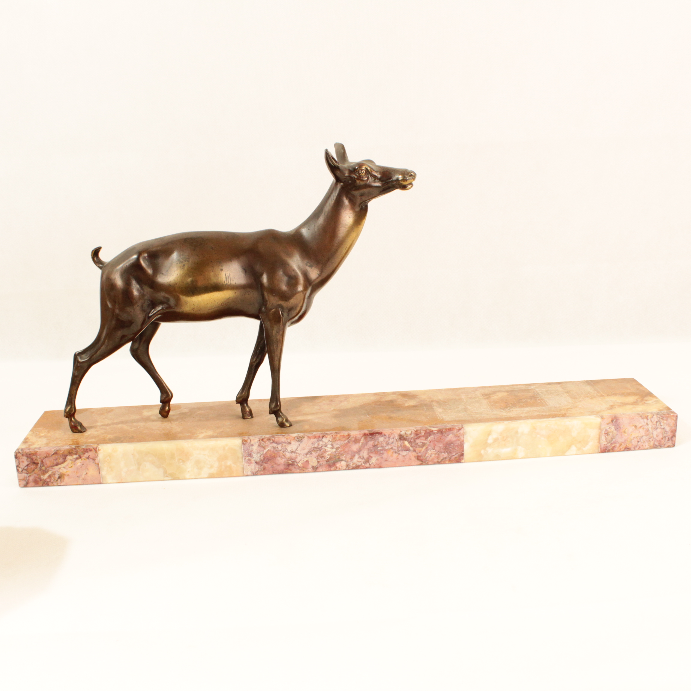 Statuette déco gazelle biche socle marbre accompagnée de 2 pots déco en marbre État correct - 40,00 € Statuette déco gazelle biche socle marbre accompagnée de 2 pots déco en marbre État correct reconditionné disponible sur Label Emmaüs