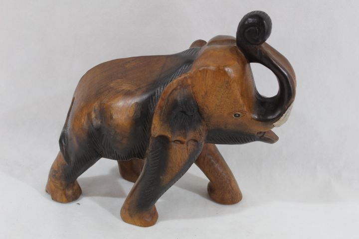 Voir photo 2 de Statuette éléphant sculpté en bois Statuette éléphant sculpté en bois reconditionné photo 2