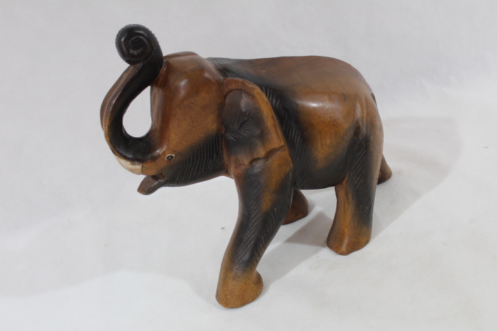 Statuette éléphant sculpté en bois - 10,00 € Statuette éléphant sculpté en bois reconditionné disponible sur Label Emmaüs