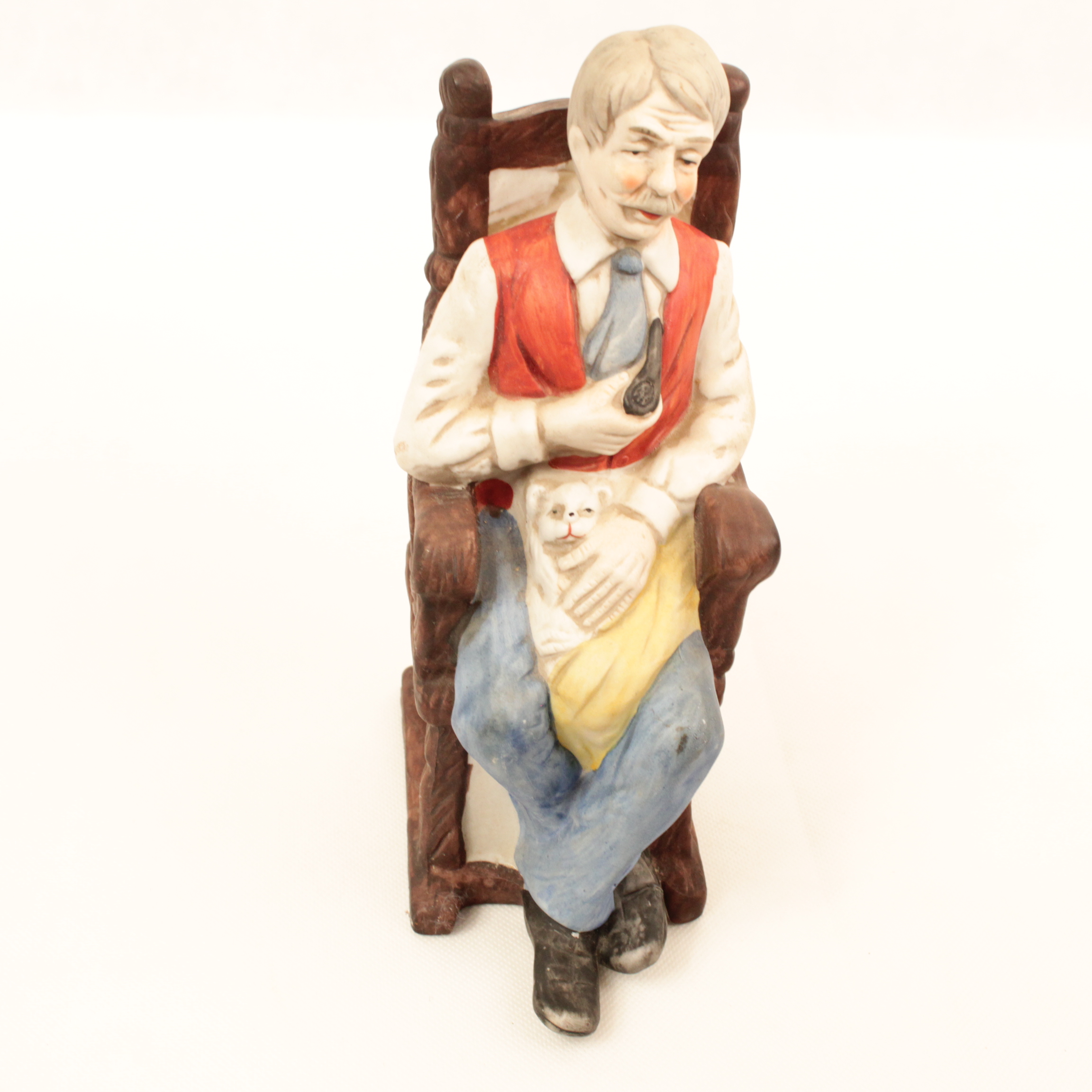 Acheter Statuette en Biscuit, homme assis dans son fauteuil Bon état - 10,00 € Statuette en Biscuit, homme assis dans son fauteuil Bon état reconditionné disponible sur Label Emmaüs