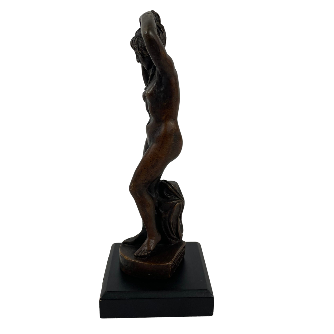 Voir photo 2 de Statuette en bronze - Reproduction de l'œuvre "La Baigneuse" d'après Marin (1808) Statuette en bronze - Reproduction de l'œuvre "La Baigneuse" d'après Marin (1808) Très bon état reconditionné photo 2