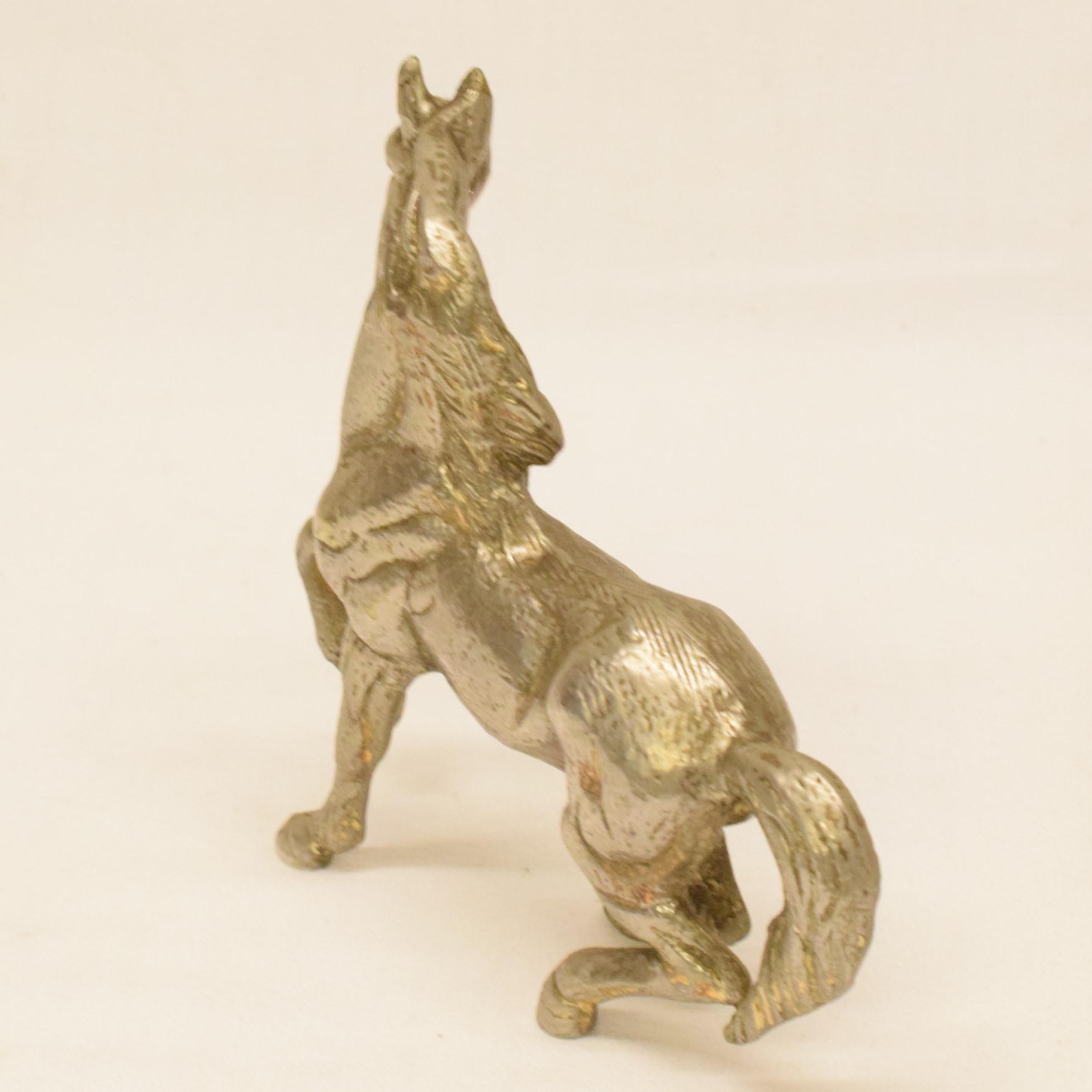 Voir photo 3 de Statuette en métal représentant un cheval en mouvement Statuette en métal représentant un cheval en mouvement Bon état reconditionné photo 3