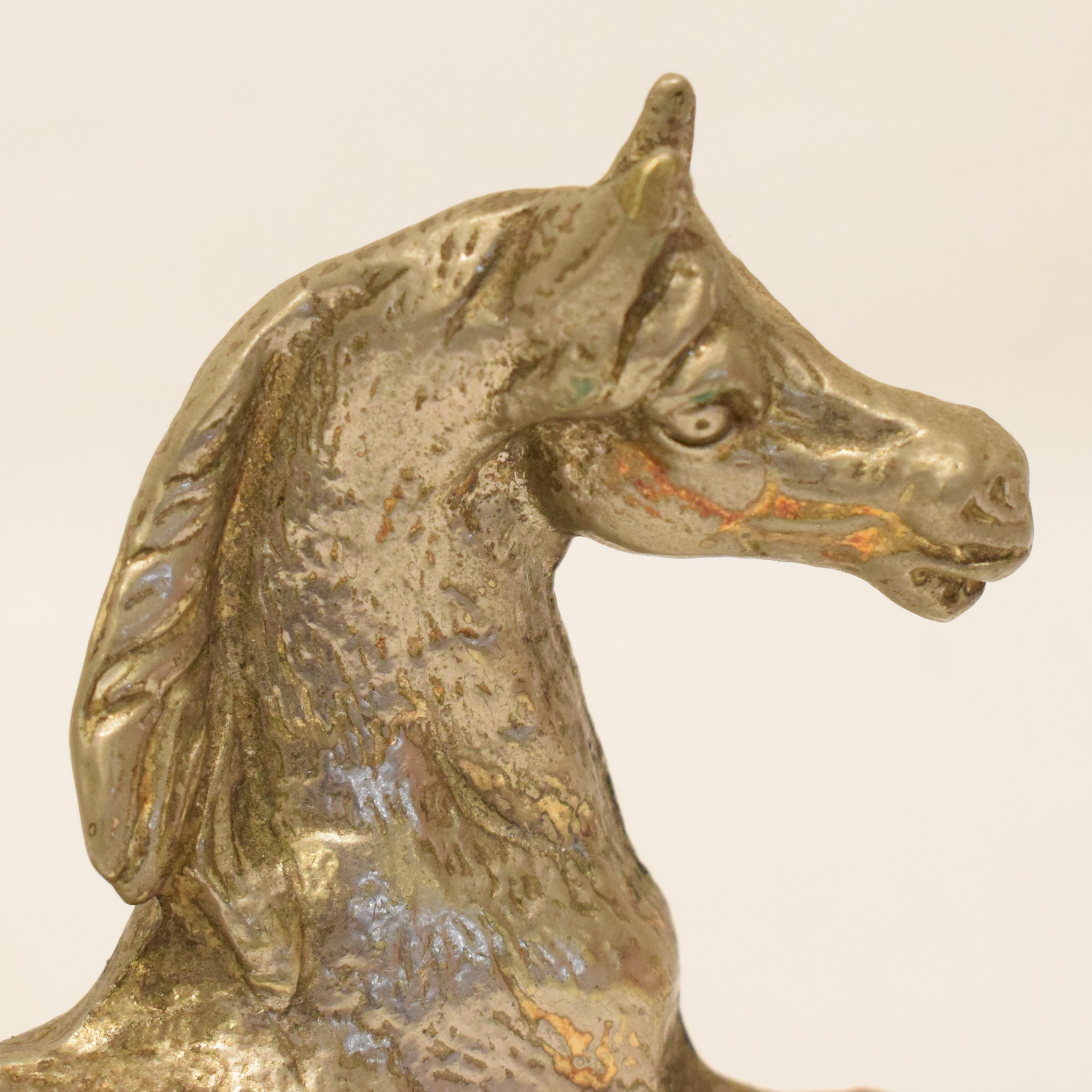 Voir photo 4 de Statuette en métal représentant un cheval en mouvement Statuette en métal représentant un cheval en mouvement Bon état reconditionné photo 4