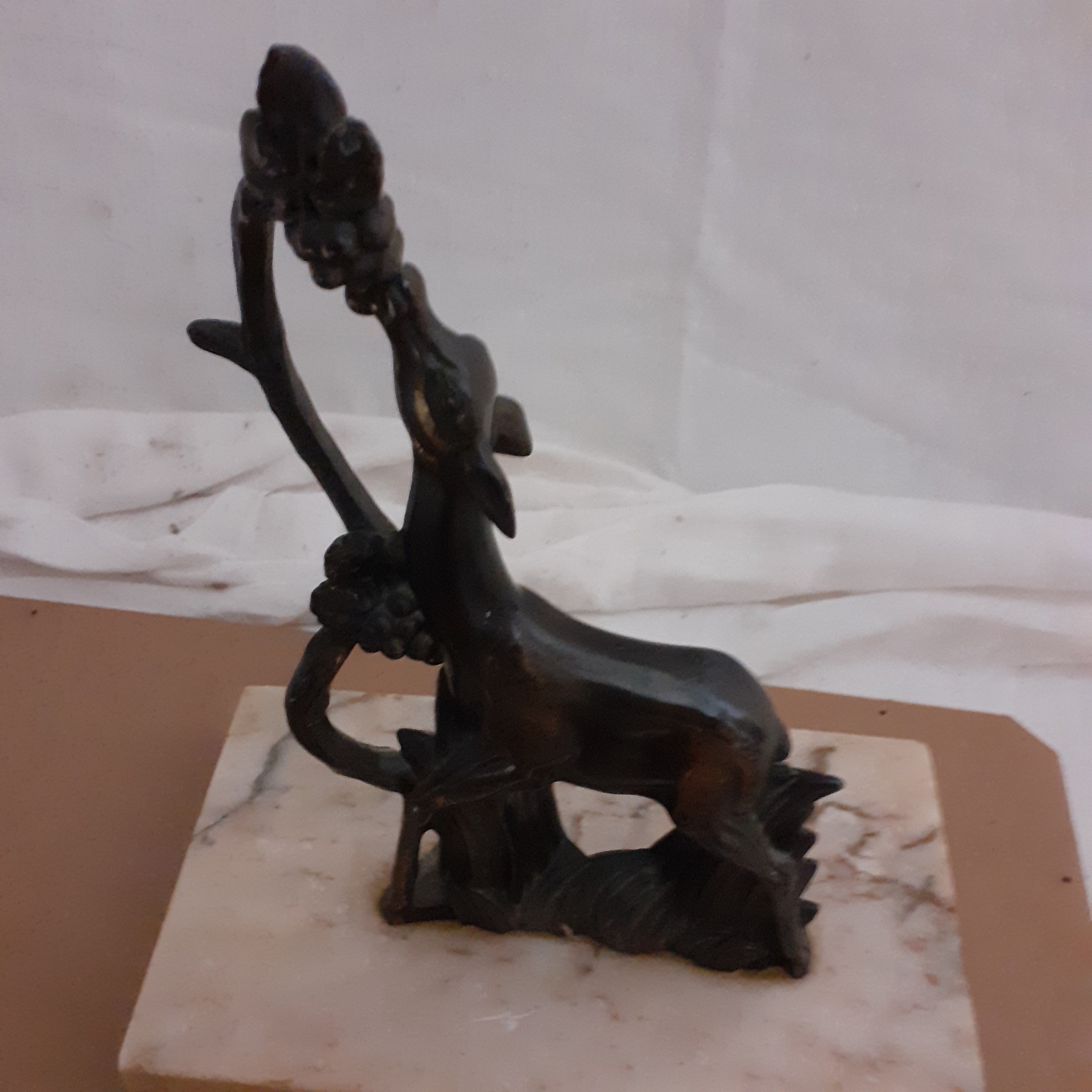 Voir photo 3 de Statuette en métal sur un socle en marbre ( biche mangeant une grappe de raisins) Statuette en métal sur un socle en marbre ( biche mangeant une grappe de raisins) Bon état reconditionné photo 3