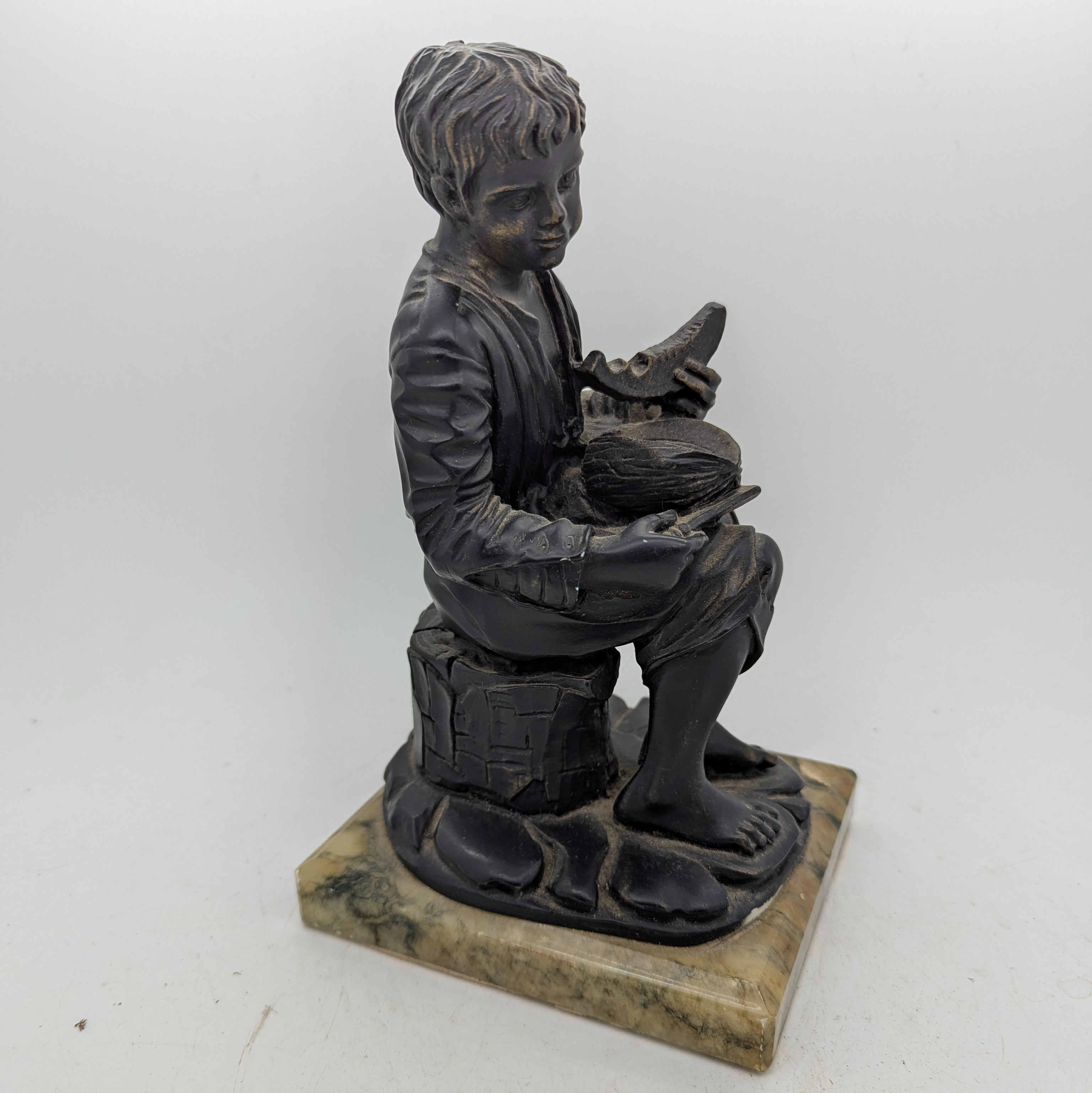 Voir photo 2 de Statuette en régule sur socle en marbre Jeune homme qui découpe une pastèque H:22 cm Statuette en régule sur socle en marbre Jeune homme qui découpe une pastèque H:22 cm reconditionné photo 2