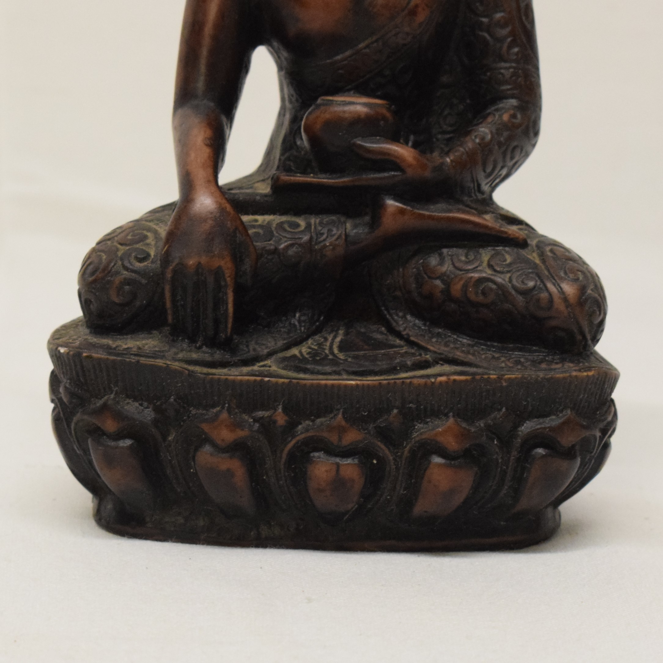Voir photo 4 de Statuette en résine présentant un bouddha assis Statuette en résine présentant un bouddha assis Bon état reconditionné photo 4