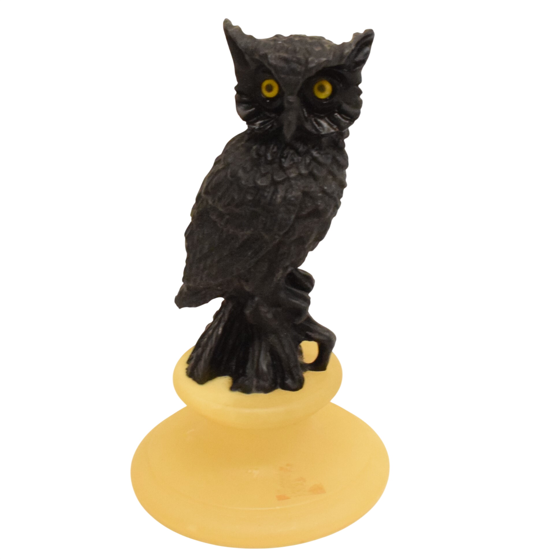 Acheter Statuette en résine sur socle représentant un hibou État correct - 10,00 € Statuette en résine sur socle représentant un hibou État correct reconditionné disponible sur Label Emmaüs