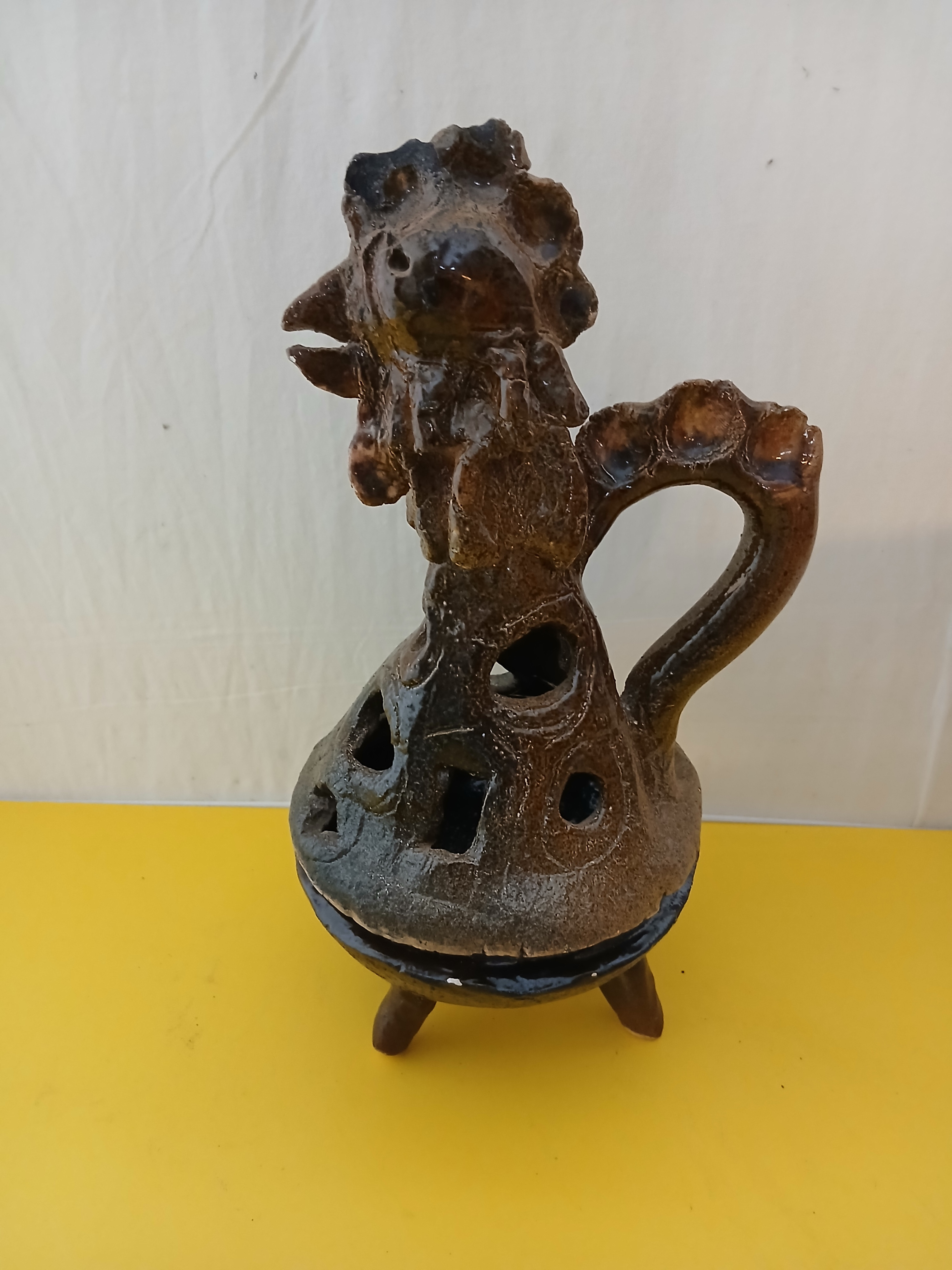 Voir photo 2 de Statuette insolite en céramique d'un coq sur un pied tripode. Statuette insolite en céramique d'un coq sur un pied tripode. Bon état reconditionné photo 2