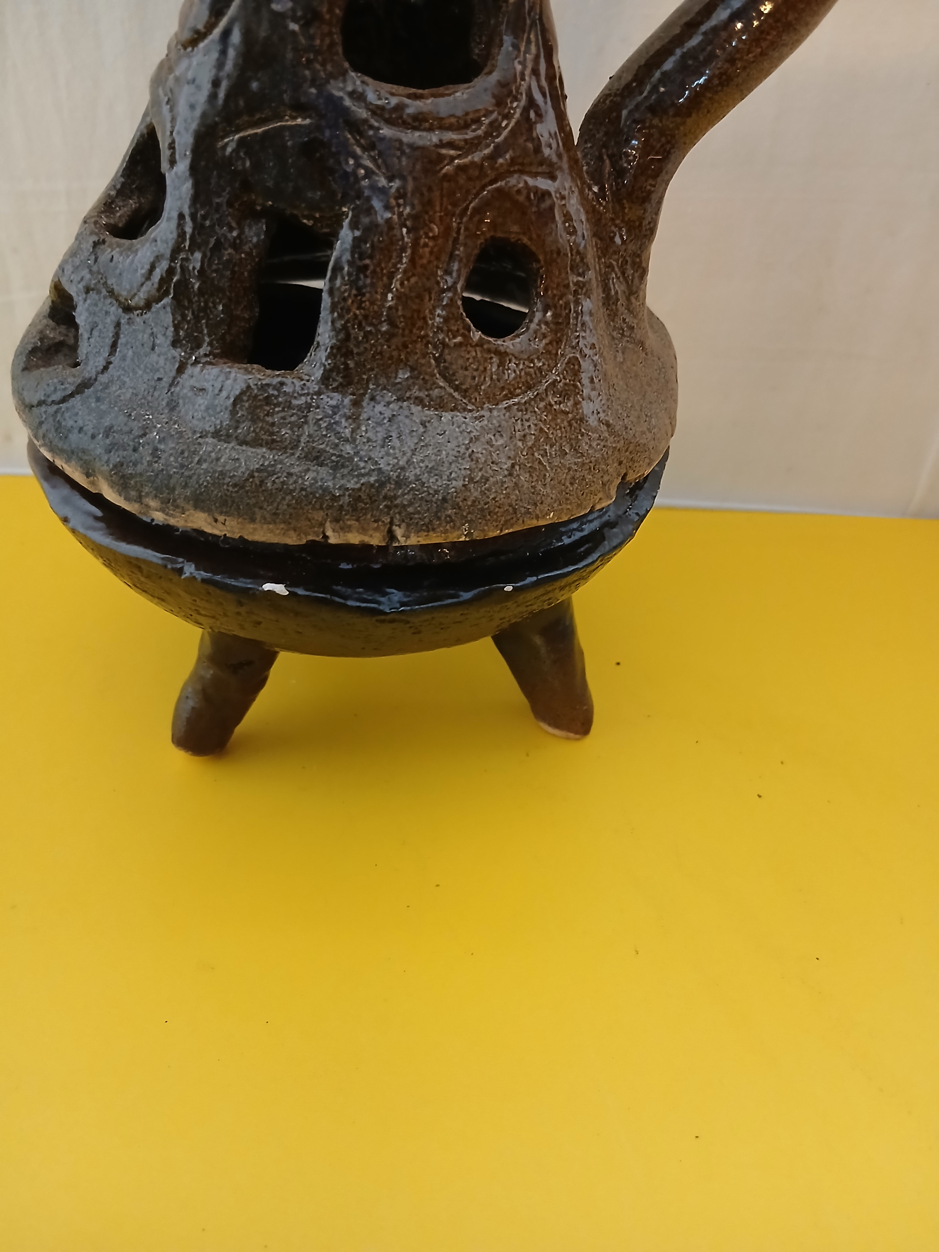 Voir photo 6 de Statuette insolite en céramique d'un coq sur un pied tripode. Statuette insolite en céramique d'un coq sur un pied tripode. Bon état reconditionné photo 6
