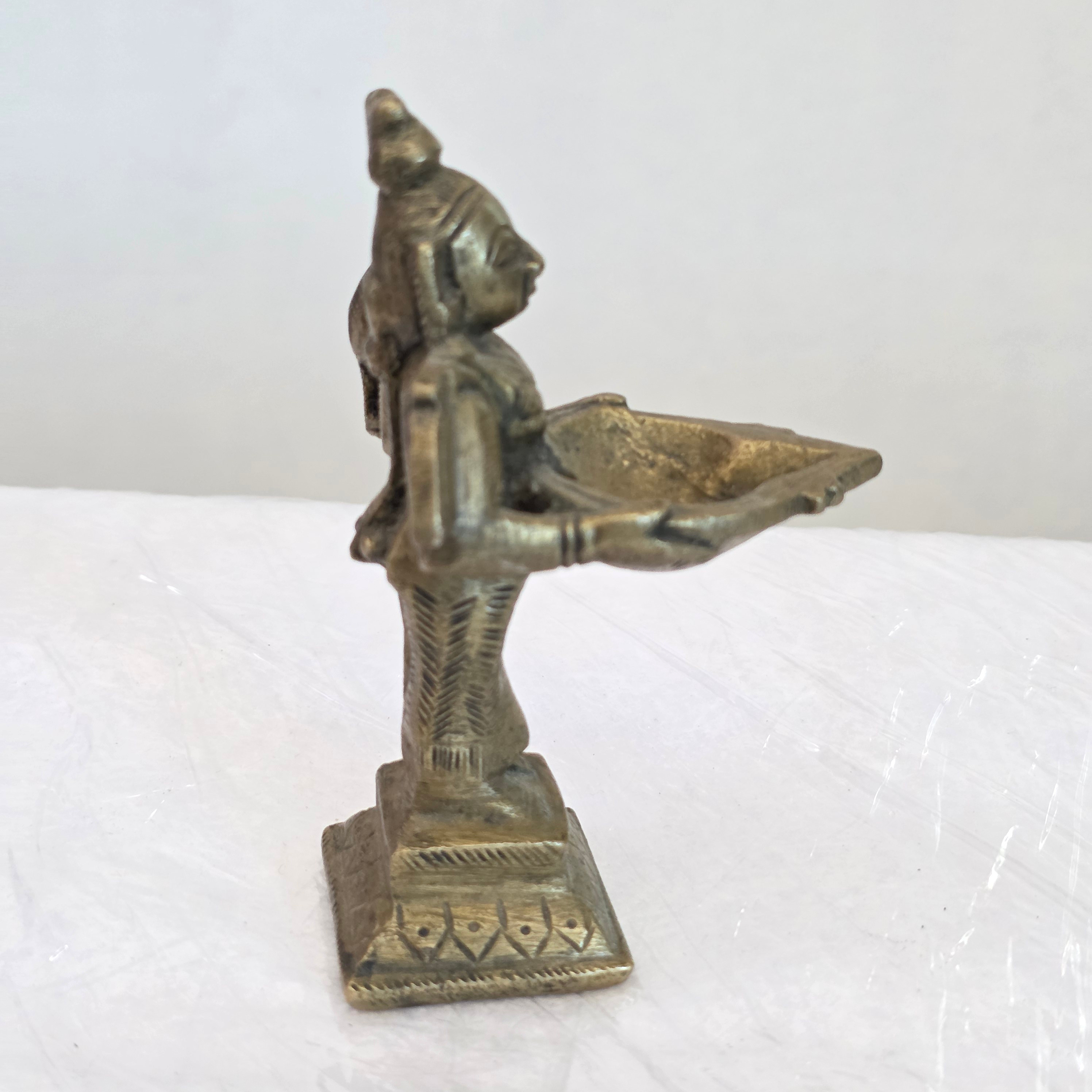 Voir photo 2 de Statuette Lampe à Huile Indienne Deepalakshmi en Bronze / Laiton Statuette Lampe à Huile Indienne Deepalakshmi en Bronze / Laiton Bon état reconditionné photo 2