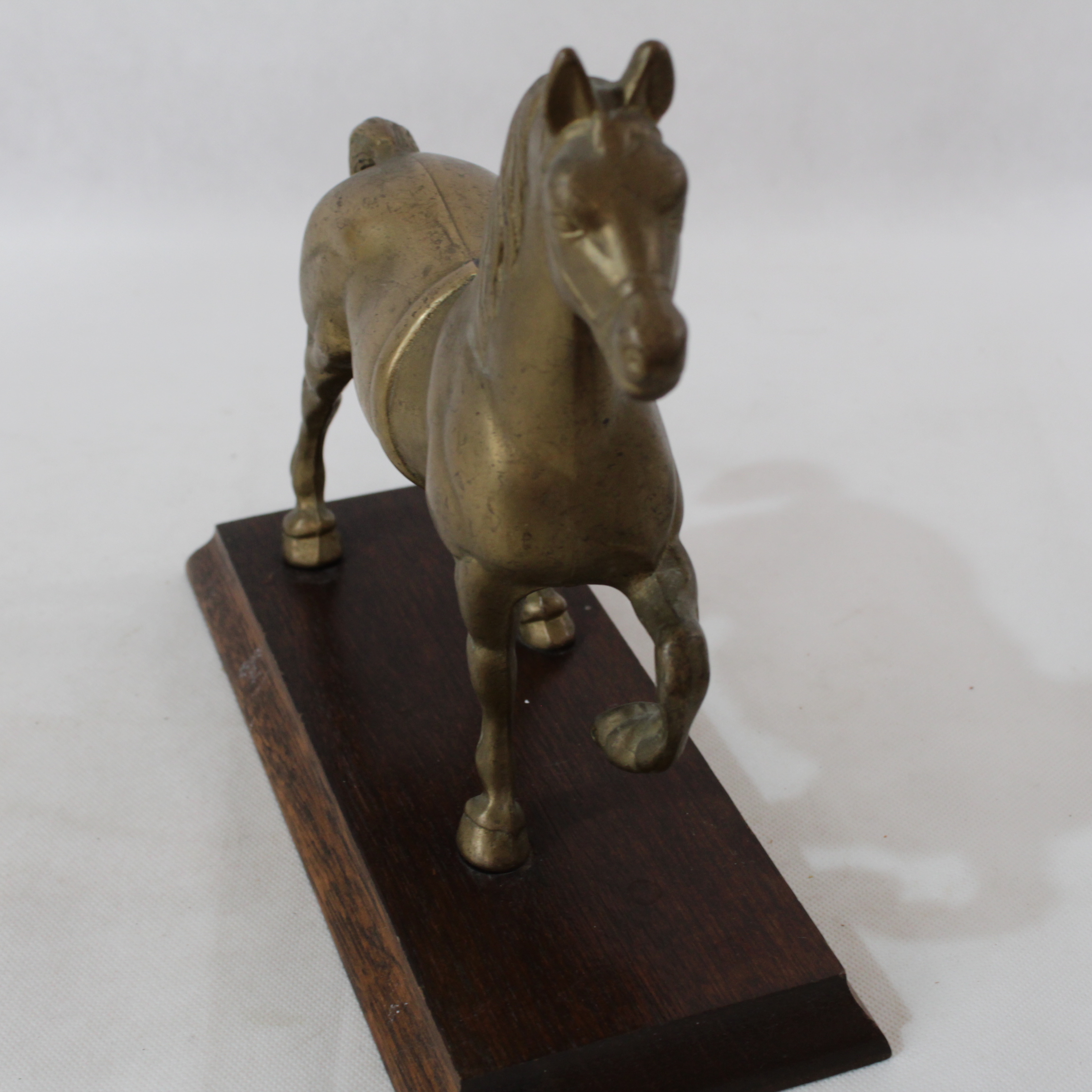 Voir photo 2 de Statuette représentant un cheval sur un socle en bois Statuette représentant un cheval sur un socle en bois Bon état reconditionné photo 2