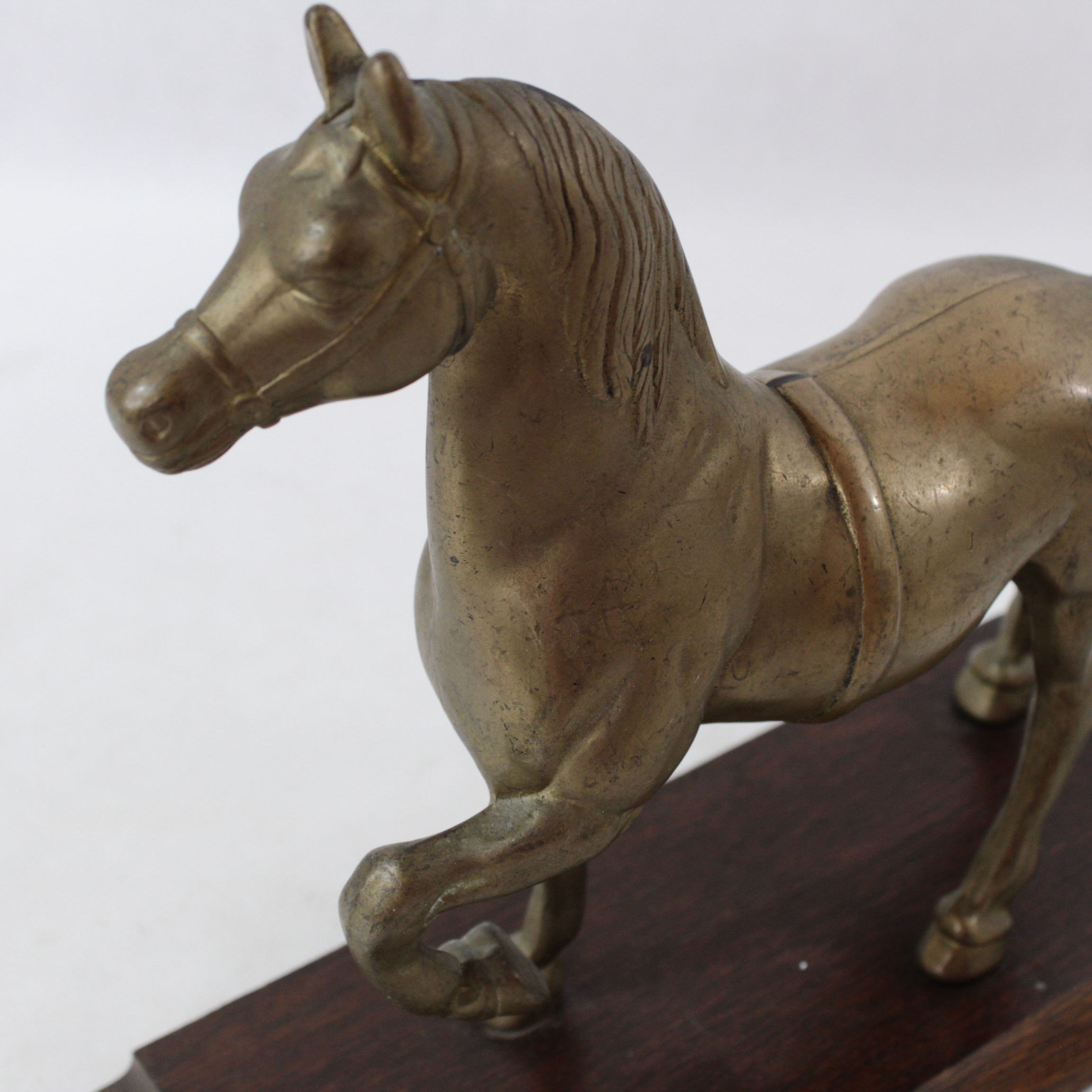 Voir photo 3 de Statuette représentant un cheval sur un socle en bois Statuette représentant un cheval sur un socle en bois Bon état reconditionné photo 3