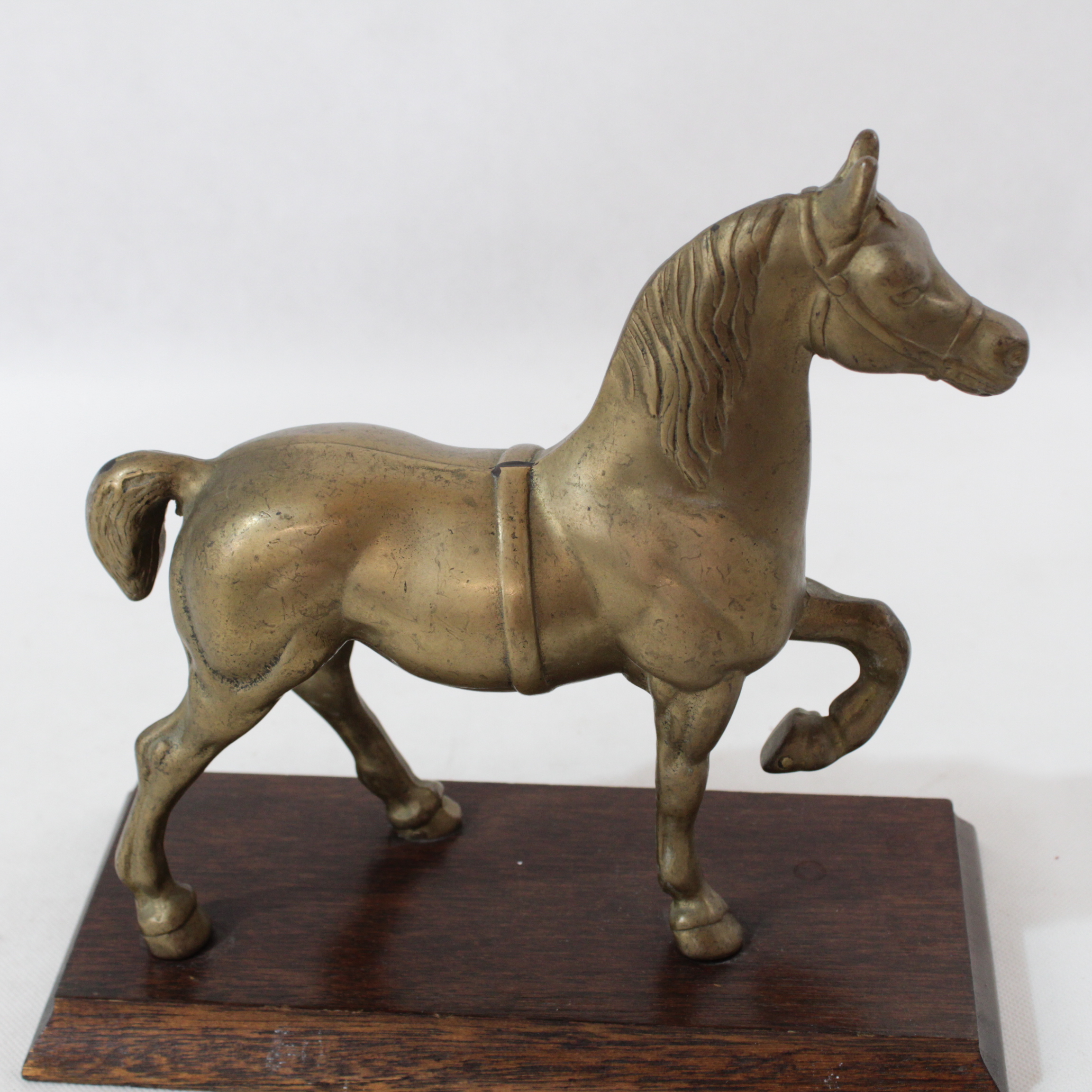 Acheter Statuette représentant un cheval sur un socle en bois Bon état - 12,50 € Statuette représentant un cheval sur un socle en bois Bon état reconditionné disponible sur Label Emmaüs