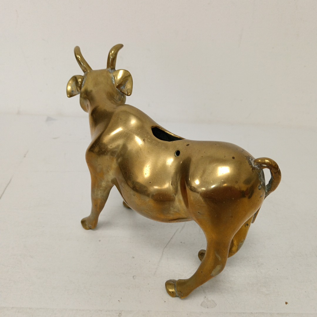 Voir photo 2 de Statuette vache en laiton trou sur le dessus Statuette vache en laiton trou sur le dessus Bon état reconditionné photo 2