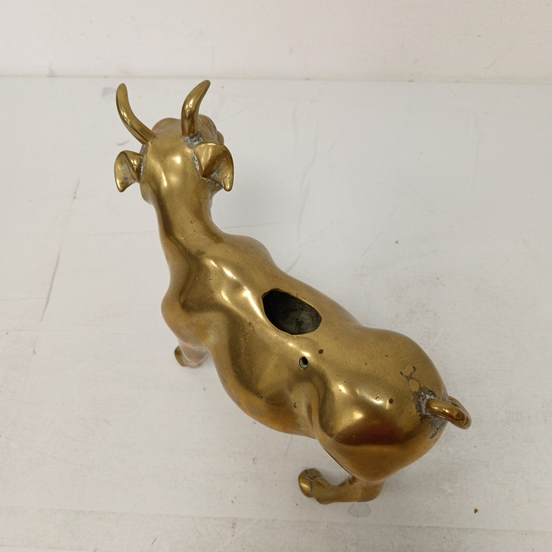 Voir photo 3 de Statuette vache en laiton trou sur le dessus Statuette vache en laiton trou sur le dessus Bon état reconditionné photo 3