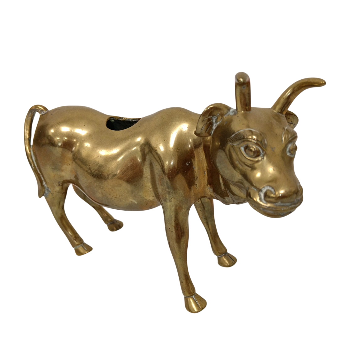 Statuette vache en laiton trou sur le dessus Bon état - 20,00 € Statuette vache en laiton trou sur le dessus Bon état reconditionné disponible sur Label Emmaüs