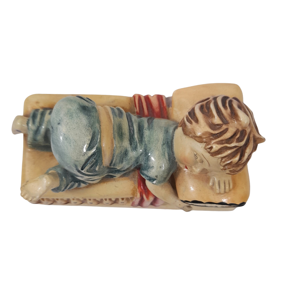 Voir photo 2 de Statuette Vintage en Céramique – Enfant Endormi sur son Lit Statuette Vintage en Céramique – Enfant Endormi sur son Lit Très bon état reconditionné photo 2