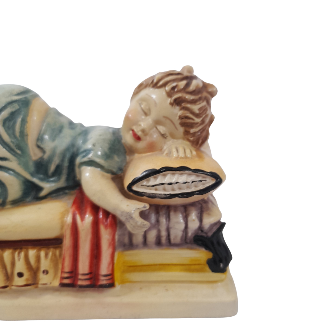 Voir photo 3 de Statuette Vintage en Céramique – Enfant Endormi sur son Lit Statuette Vintage en Céramique – Enfant Endormi sur son Lit Très bon état reconditionné photo 3