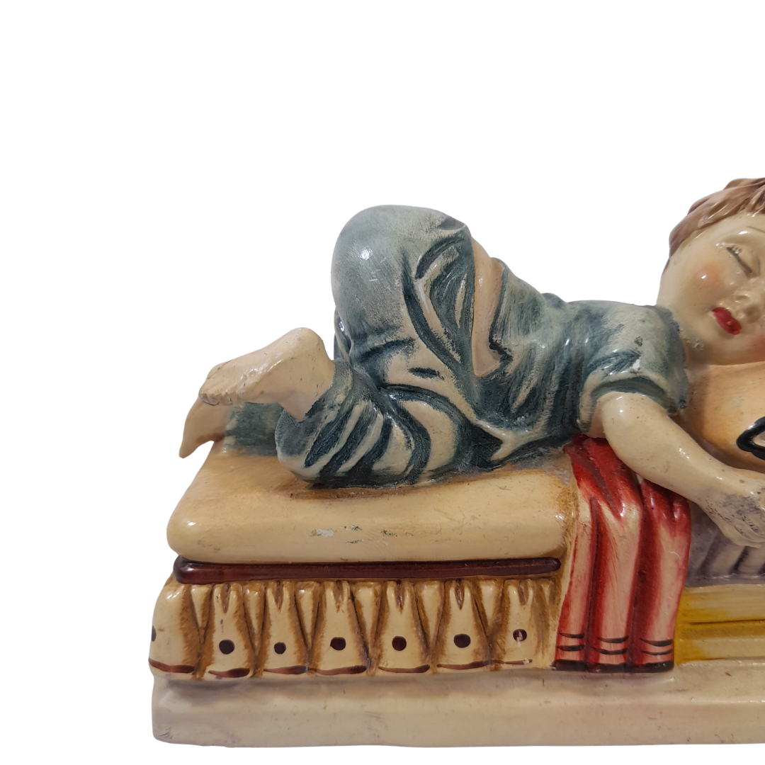 Voir photo 4 de Statuette Vintage en Céramique – Enfant Endormi sur son Lit Statuette Vintage en Céramique – Enfant Endormi sur son Lit Très bon état reconditionné photo 4