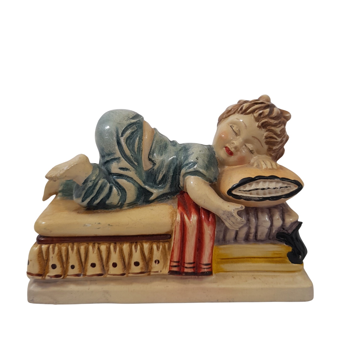 Acheter Statuette Vintage en Céramique – Enfant Endormi sur son Lit Très bon état - 10,00 € Statuette Vintage en Céramique – Enfant Endormi sur son Lit Très bon état reconditionné disponible sur Label Emmaüs