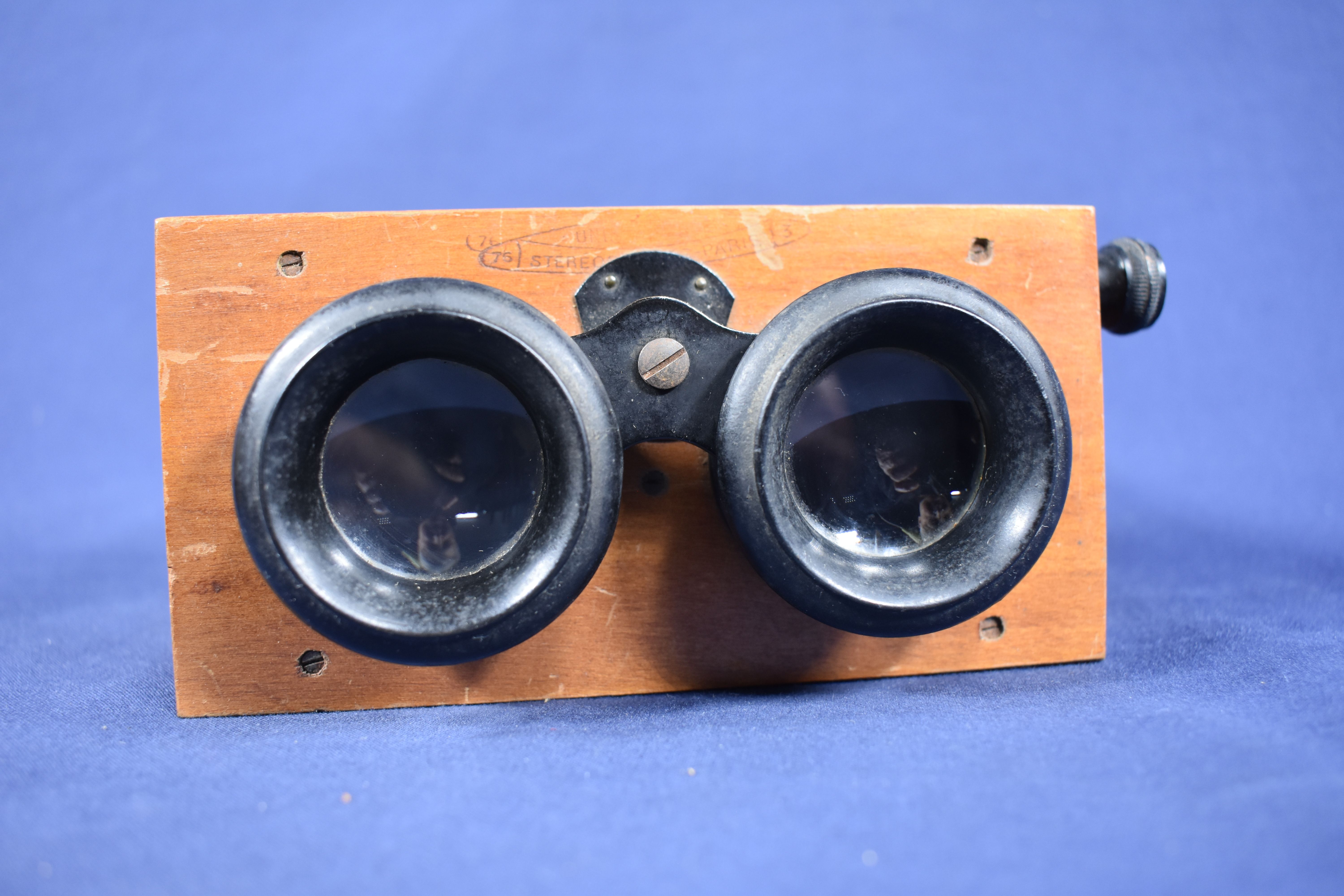 Voir photo 3 de Stéréoscope ancien pour visionnage de plaques photos en verre, + 5 boites au gélatino-bromure d'argent ( environ 60 plaques représentant des paysages de montagne ), ( L 14, l 10 & H 7cm.) Stéréoscope ancien pour visionnage de plaques photos en verre, + 5 boites au gélatino-bromure d'argent ( environ 60 plaques représentant des paysages de montagne ), ( L 14, l 10 & H 7cm.) Bon état reconditionné photo 3