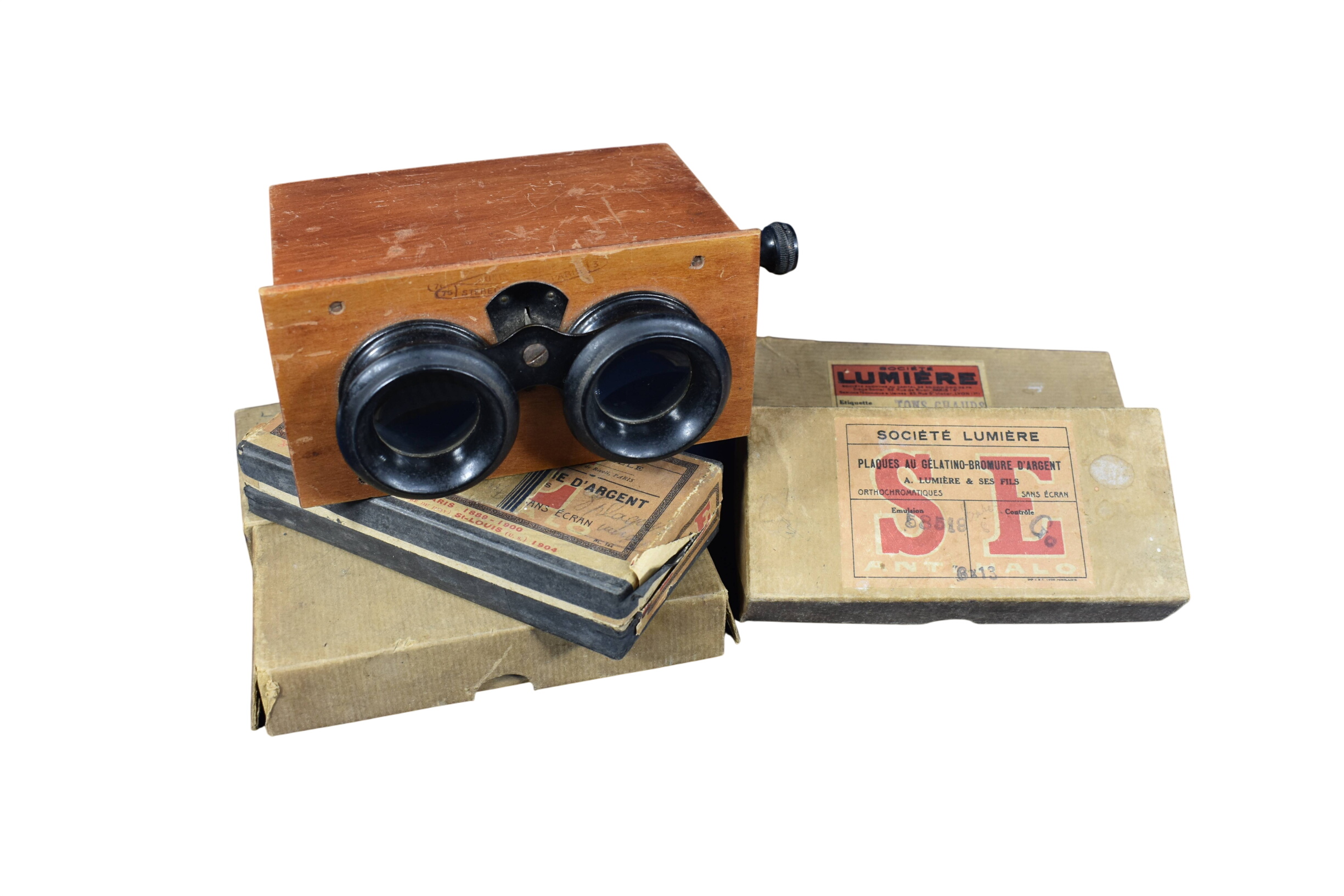 Stéréoscope ancien pour visionnage de plaques photos en verre, + 5 boites au gélatino-bromure d'argent ( environ 60 plaques représentant des paysages de montagne ), ( L 14, l 10 & H 7cm.) Bon état - 125,00 € Stéréoscope ancien pour visionnage de plaques photos en verre, + 5 boites au gélatino-bromure d'argent ( environ 60 plaques représentant des paysages de montagne ), ( L 14, l 10 & H 7cm.) Bon état reconditionné disponible sur Label Emmaüs