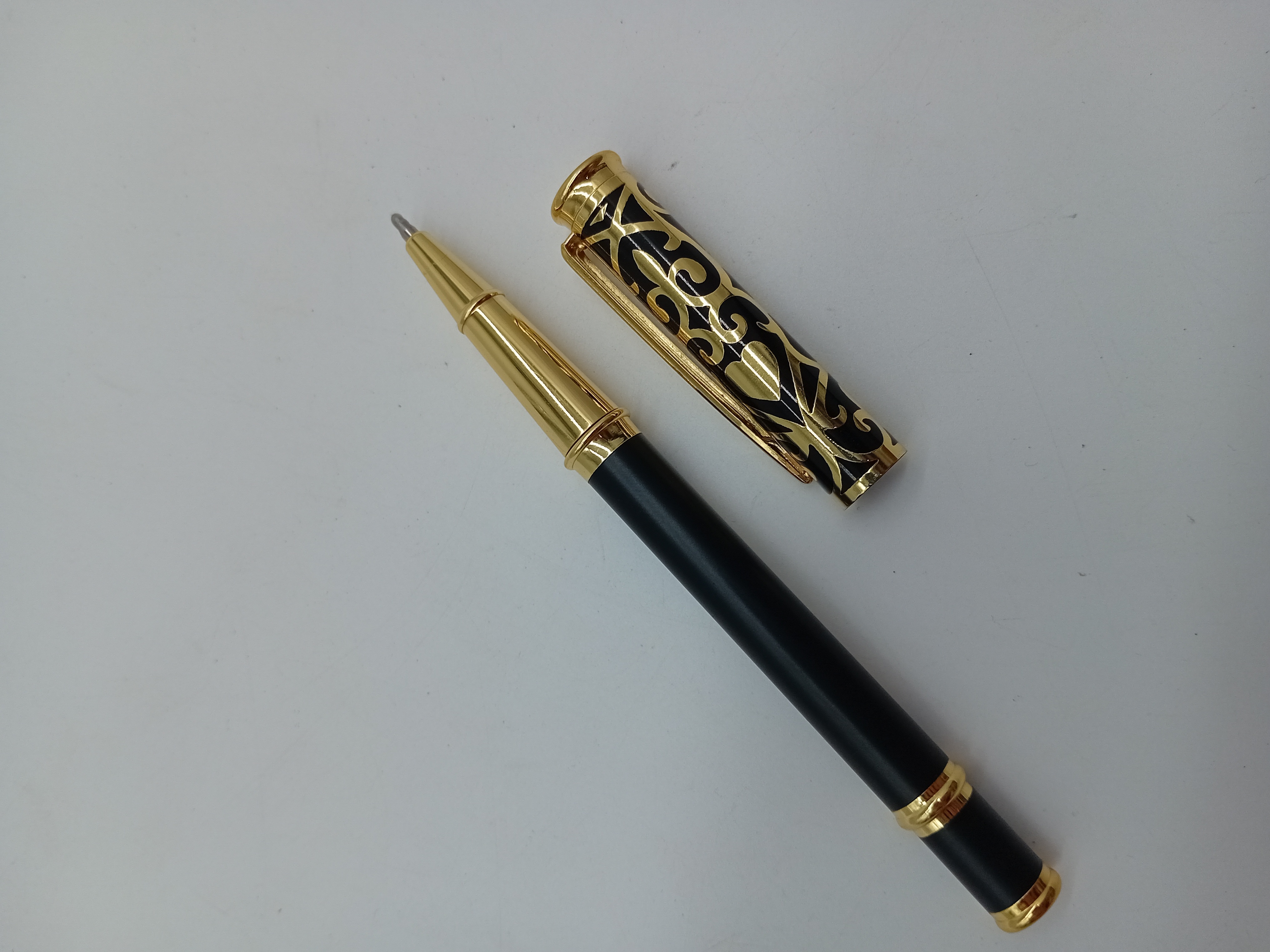 Voir photo 2 de Stylo Roller Noir Et Or Motif Arabesques (o305) Papeterie Luxe (O305) Stylo Roller Noir Et Or Motif Arabesques (o305) Papeterie Luxe (O305) Très bon état reconditionné photo 2