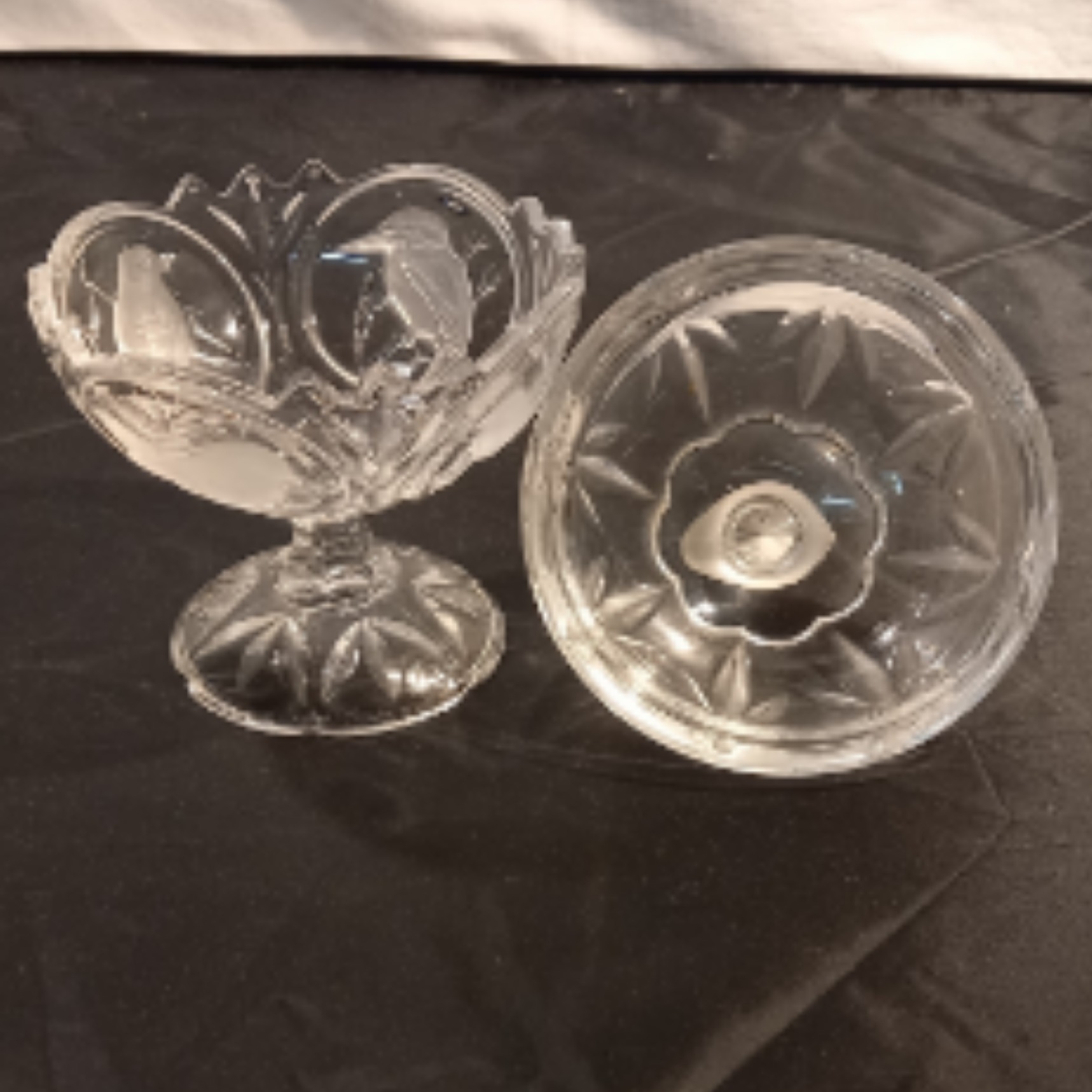 Voir photo 2 de Sucrier en cristal . Vintage . Le Couvercle est surmonté d'un oiseau. Sucrier en cristal . Vintage . Le Couvercle est surmonté d'un oiseau. Bon état reconditionné photo 2
