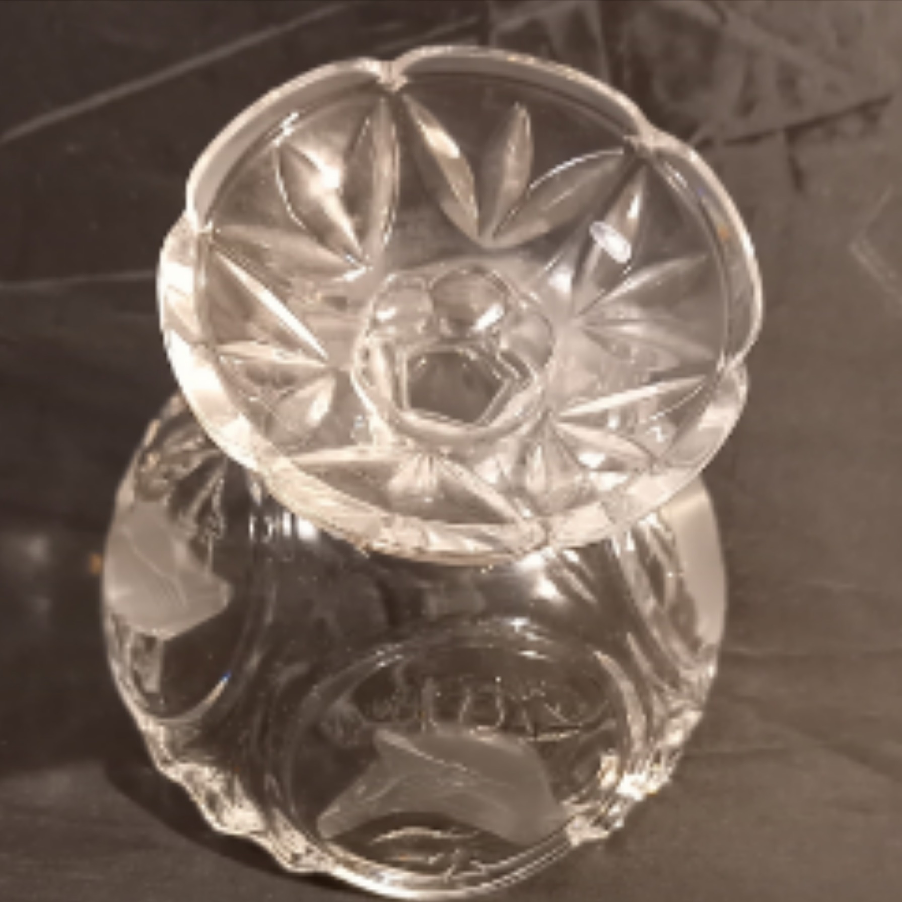 Voir photo 3 de Sucrier en cristal . Vintage . Le Couvercle est surmonté d'un oiseau. Sucrier en cristal . Vintage . Le Couvercle est surmonté d'un oiseau. Bon état reconditionné photo 3