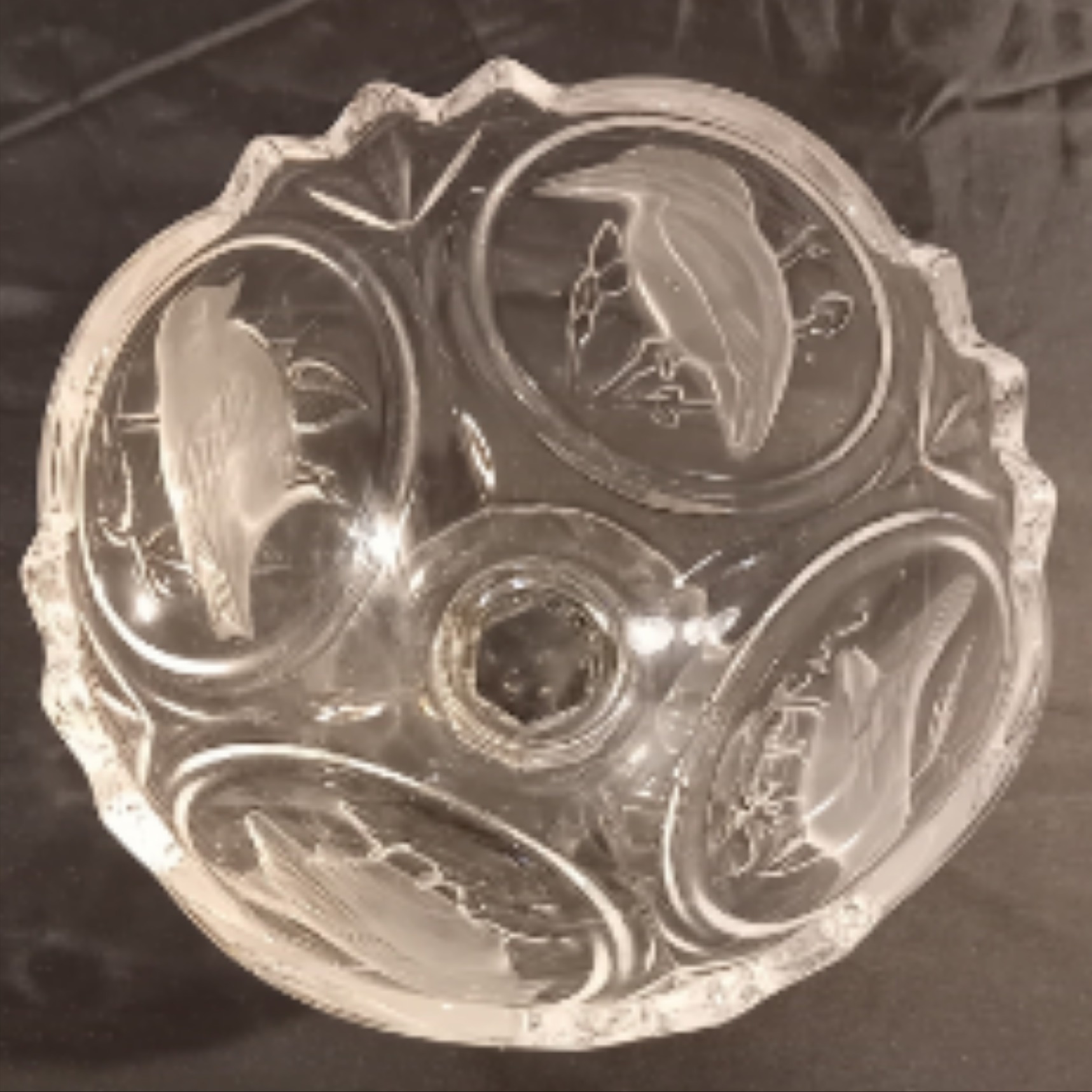 Voir photo 4 de Sucrier en cristal . Vintage . Le Couvercle est surmonté d'un oiseau. Sucrier en cristal . Vintage . Le Couvercle est surmonté d'un oiseau. Bon état reconditionné photo 4