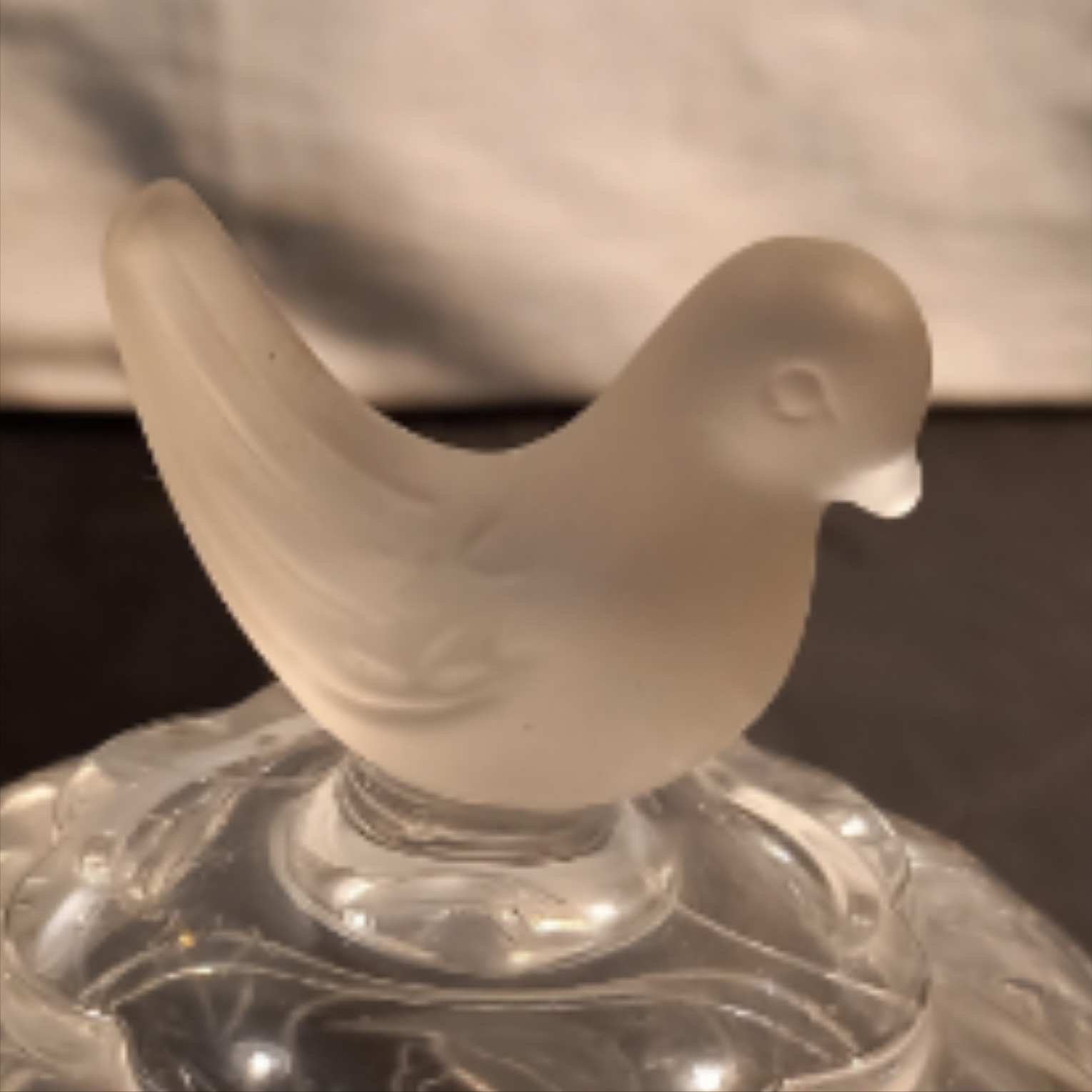 Voir photo 5 de Sucrier en cristal . Vintage . Le Couvercle est surmonté d'un oiseau. Sucrier en cristal . Vintage . Le Couvercle est surmonté d'un oiseau. Bon état reconditionné photo 5