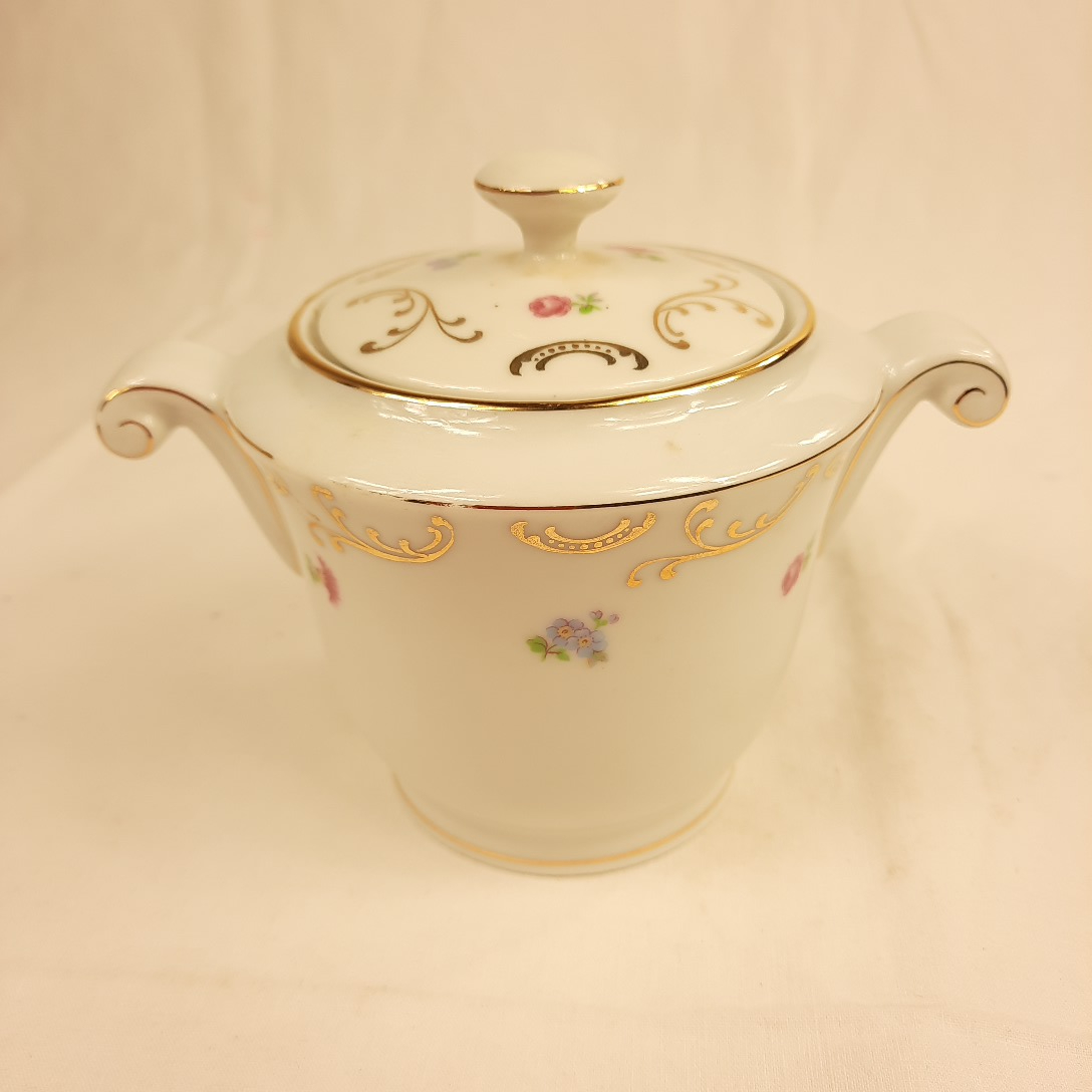 Acheter SUCRIER en porcelaine blanche fleurie et dorée de style vintage classique Très bon état - 10,00 € SUCRIER en porcelaine blanche fleurie et dorée de style vintage classique Très bon état reconditionné disponible sur Label Emmaüs