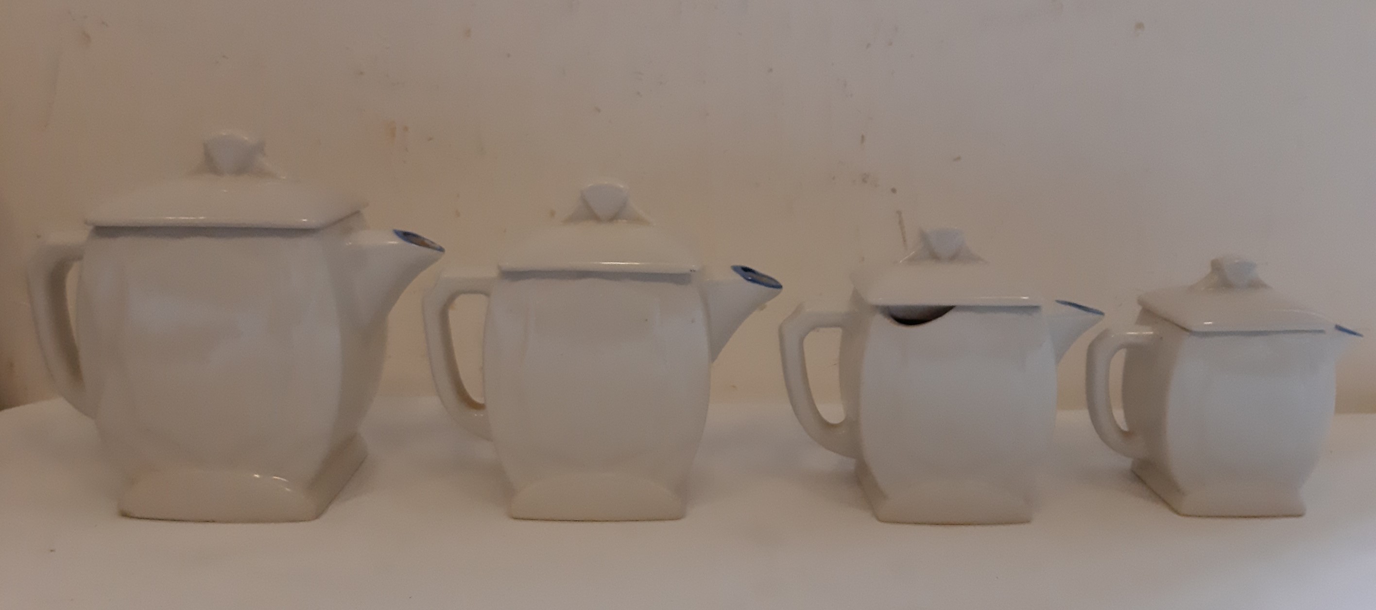Voir photo 3 de Suite de 4 pots couverts en faïence art déco, blancs avec décor floral, vintage Suite de 4 pots couverts en faïence art déco, blancs avec décor floral, vintage Bon état reconditionné photo 3