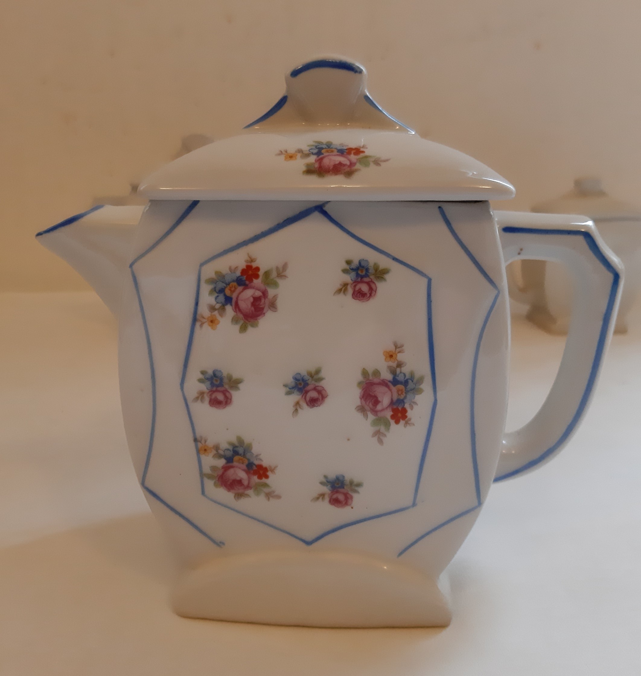 Voir photo 4 de Suite de 4 pots couverts en faïence art déco, blancs avec décor floral, vintage Suite de 4 pots couverts en faïence art déco, blancs avec décor floral, vintage Bon état reconditionné photo 4
