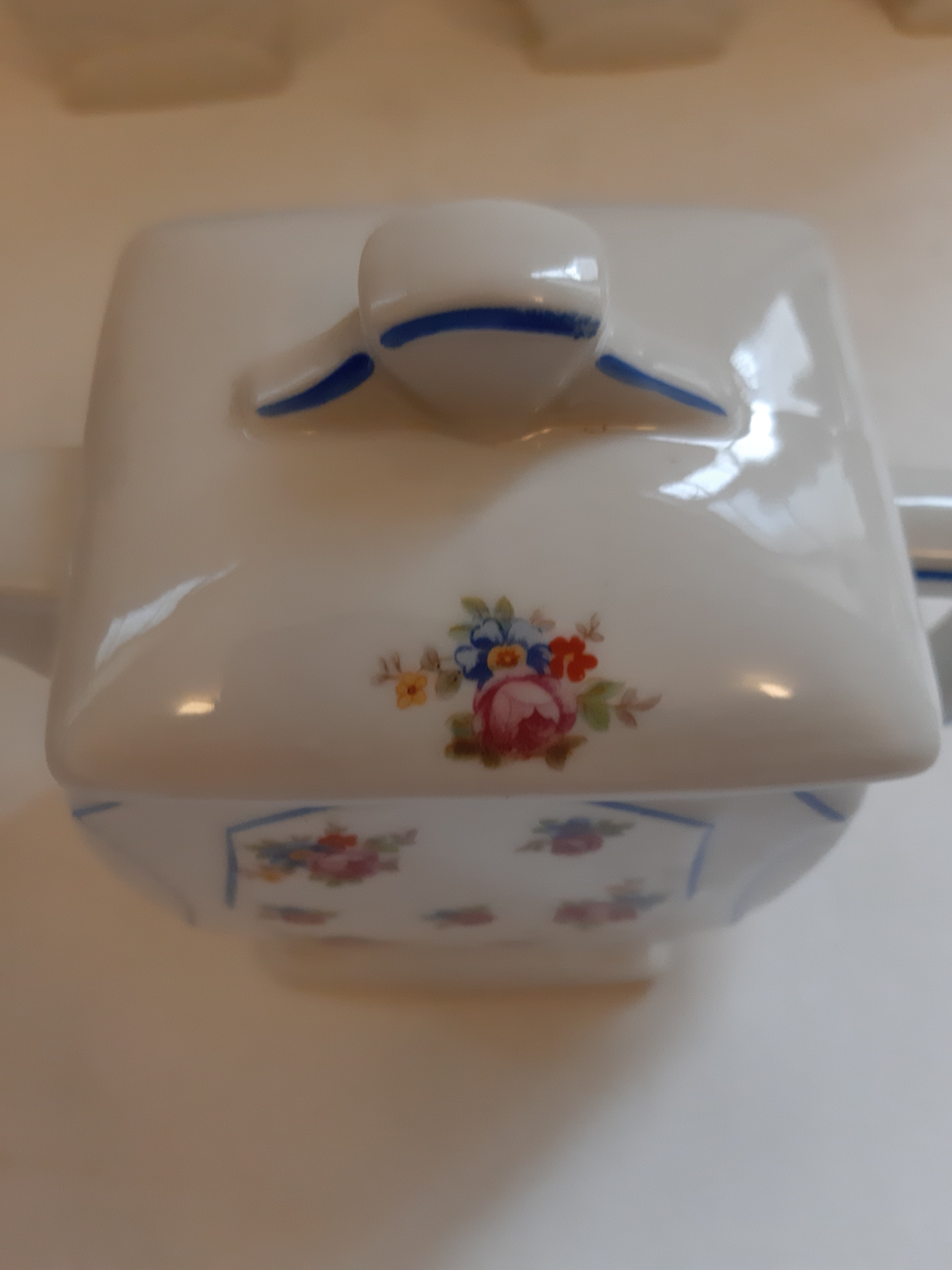 Voir photo 5 de Suite de 4 pots couverts en faïence art déco, blancs avec décor floral, vintage Suite de 4 pots couverts en faïence art déco, blancs avec décor floral, vintage Bon état reconditionné photo 5