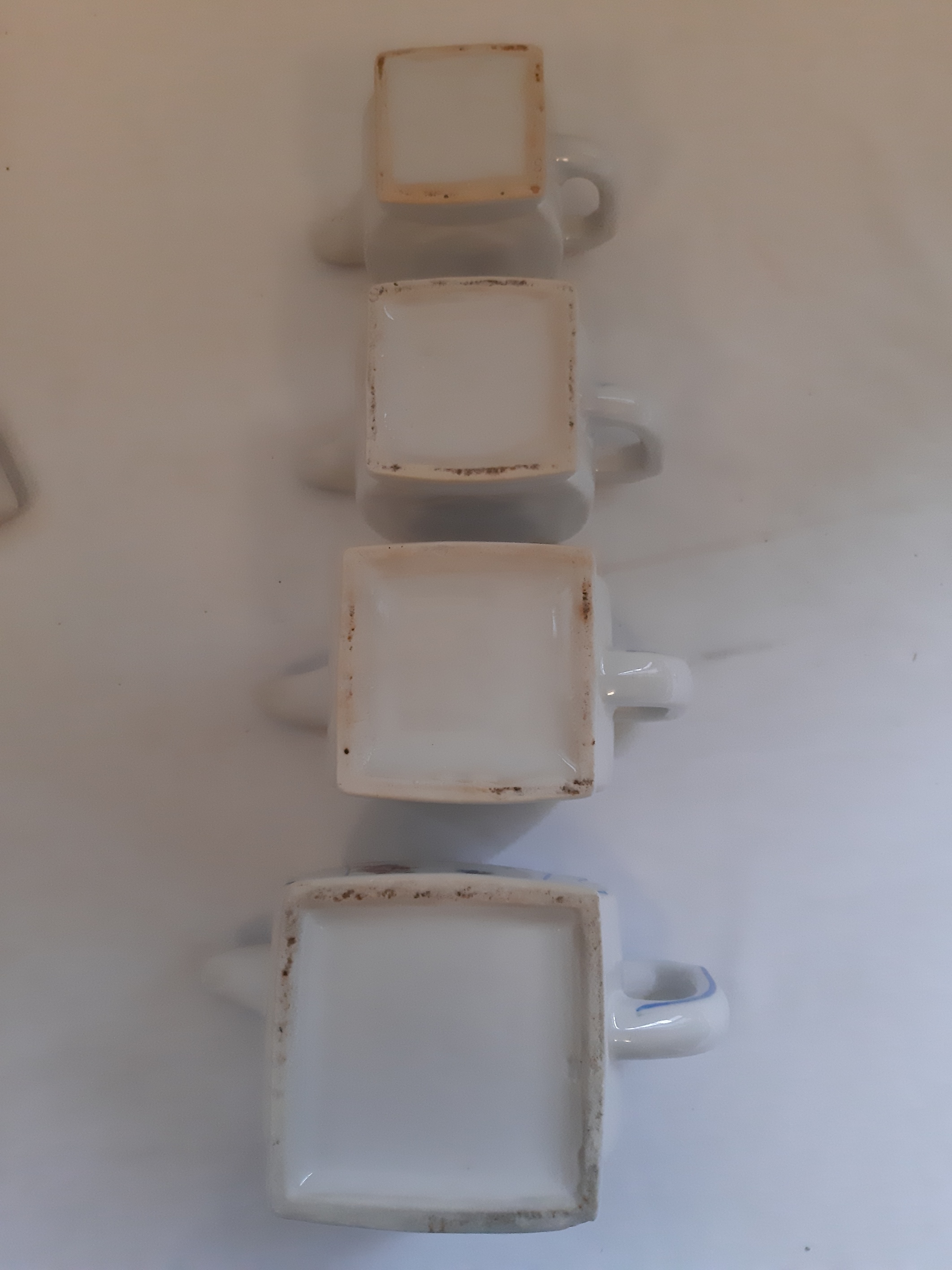 Voir photo 6 de Suite de 4 pots couverts en faïence art déco, blancs avec décor floral, vintage Suite de 4 pots couverts en faïence art déco, blancs avec décor floral, vintage Bon état reconditionné photo 6
