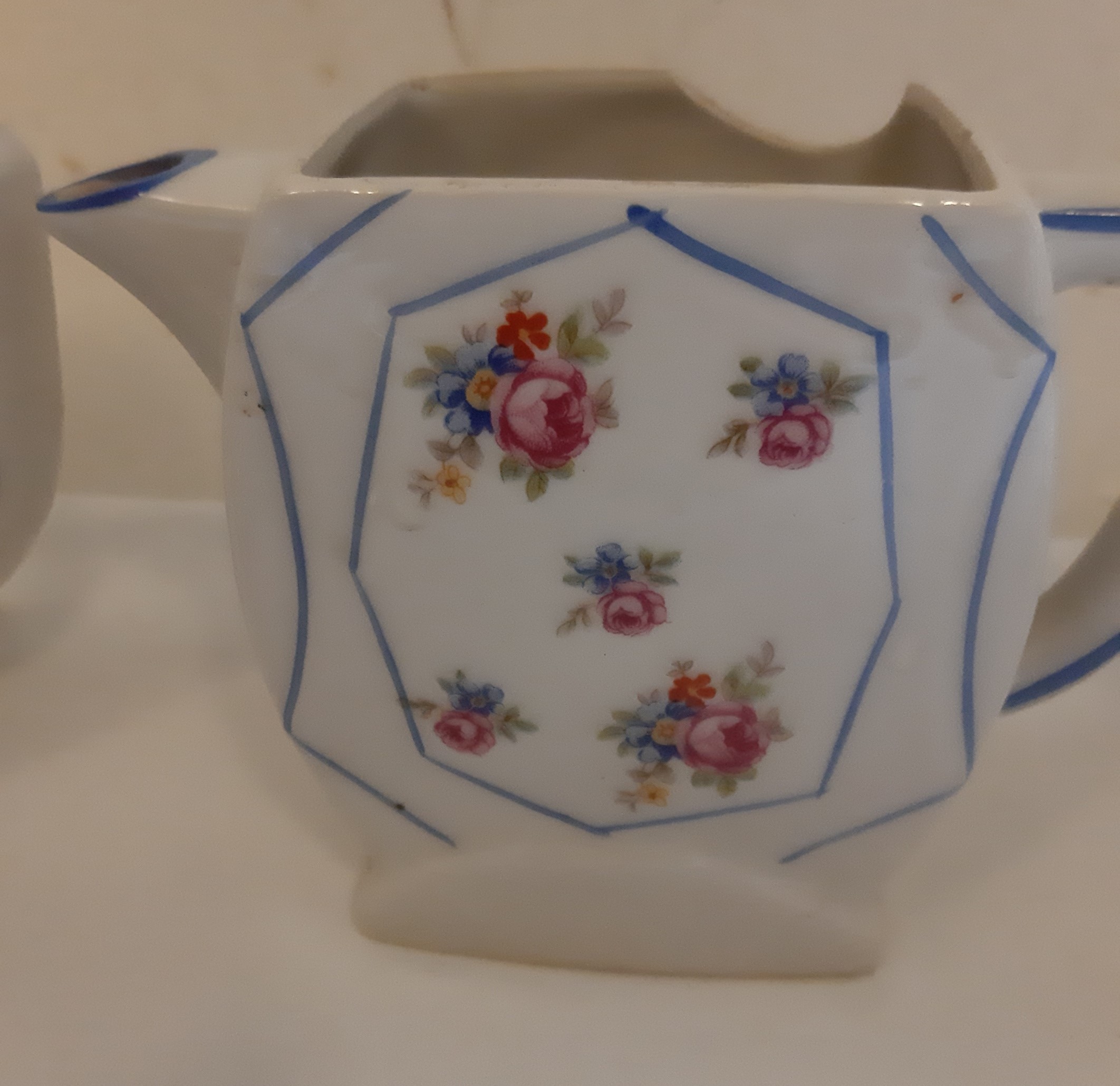 Voir photo 7 de Suite de 4 pots couverts en faïence art déco, blancs avec décor floral, vintage Suite de 4 pots couverts en faïence art déco, blancs avec décor floral, vintage Bon état reconditionné photo 7