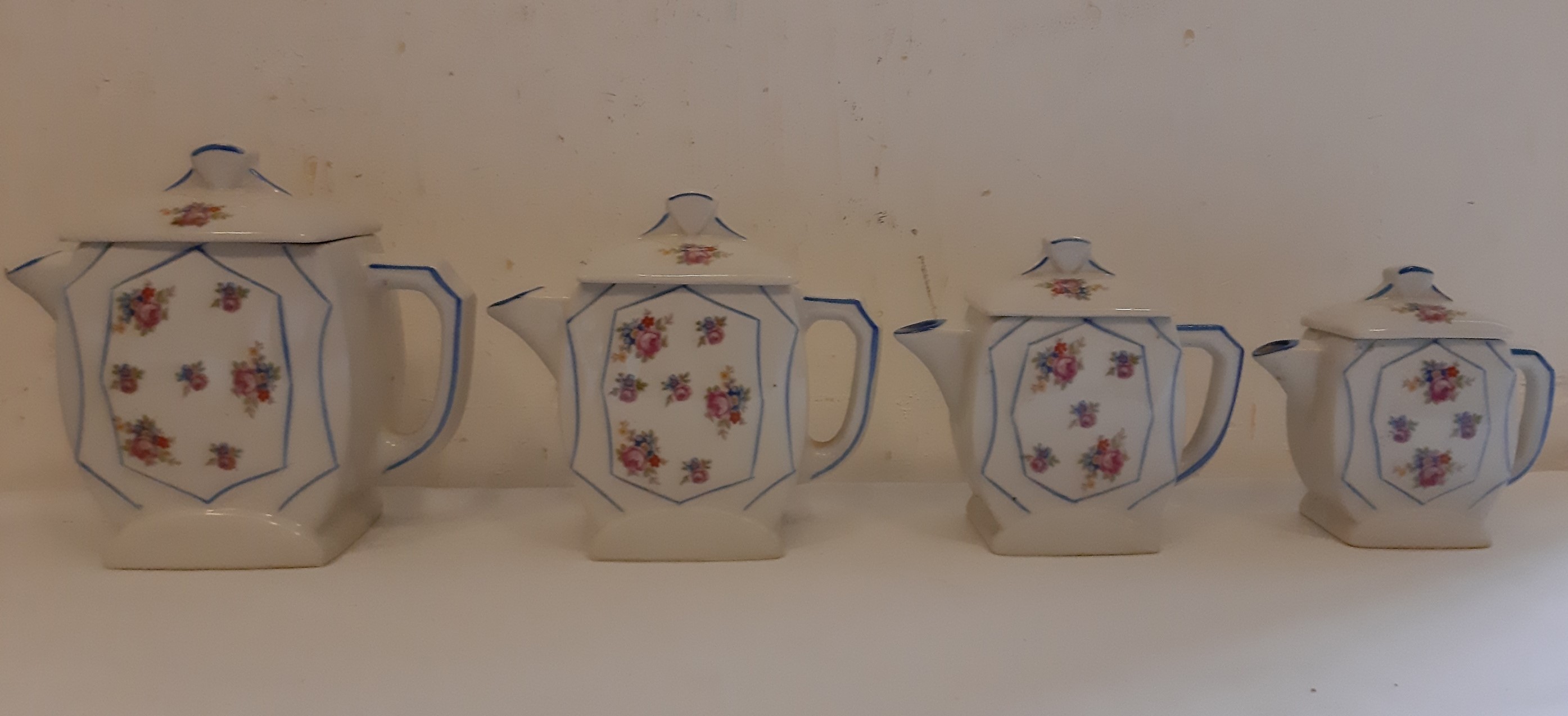 Suite de 4 pots couverts en faïence art déco, blancs avec décor floral, vintage Bon état - 30,00 € Suite de 4 pots couverts en faïence art déco, blancs avec décor floral, vintage Bon état reconditionné disponible sur Label Emmaüs