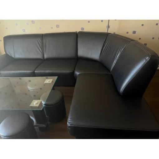 Superbe canapé d'angle en cuir noir assortie de sa table basse¿ Élégance et confort au rendez-vous ! Bon état reconditionné disponible sur Rakuten