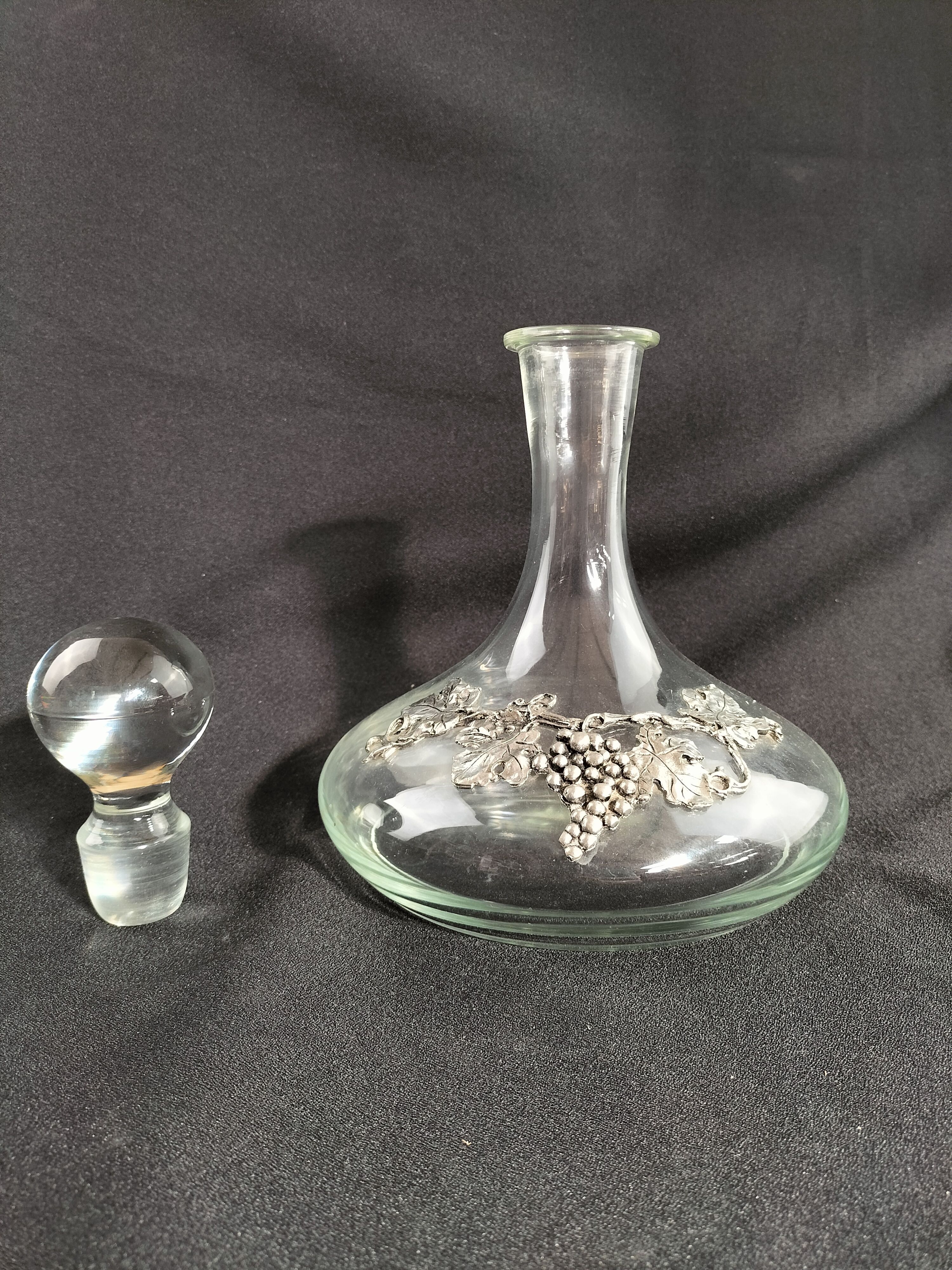 Voir photo 13 de ✨🍇 Superbe carafe à décanter en verre avec décor de grappes de raisin en métal argenté 🍷✨ ✨🍇 Superbe carafe à décanter en verre avec décor de grappes de raisin en métal argenté 🍷✨ Très bon état reconditionné photo 13