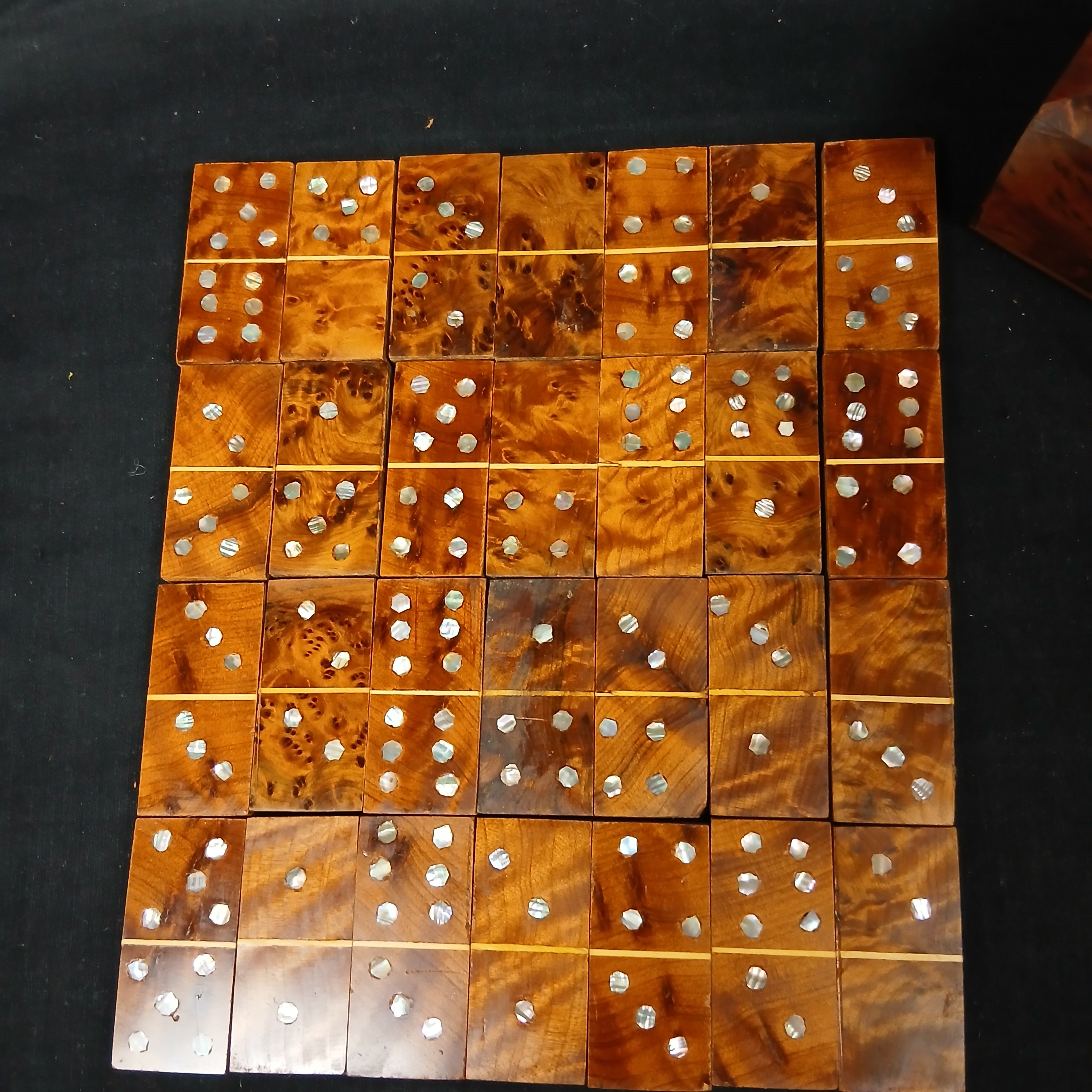 Voir photo 4 de Superbe jeu de domino en bois de loupe d orme Superbe jeu de domino en bois de loupe d orme Bon état reconditionné photo 4