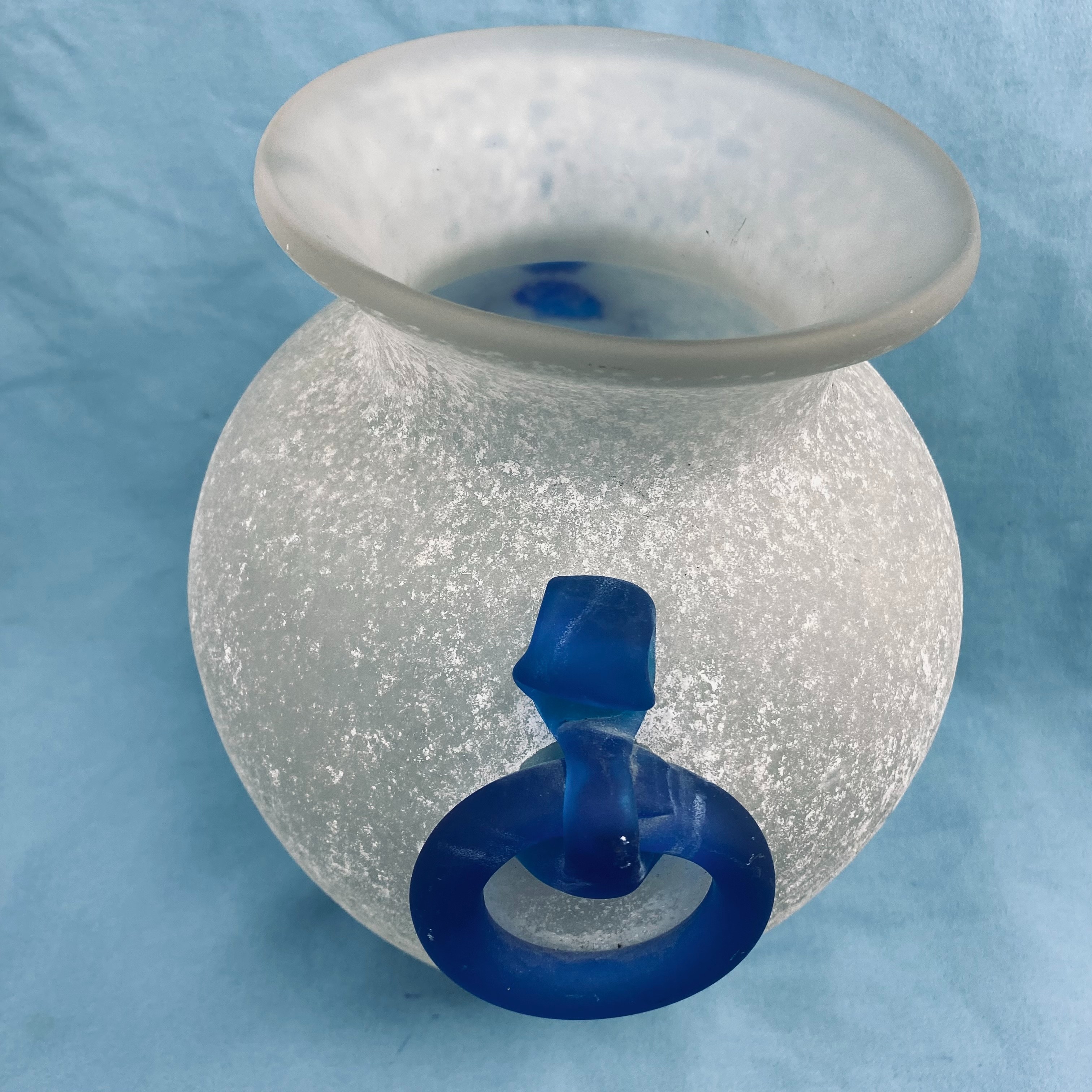 Voir photo 2 de Superbe Vase Murano Vintage - Verre Scavo Blanc et Anses bleues (Années 70/80) Superbe Vase Murano Vintage - Verre Scavo Blanc et Anses bleues (Années 70/80) Très bon état reconditionné photo 2